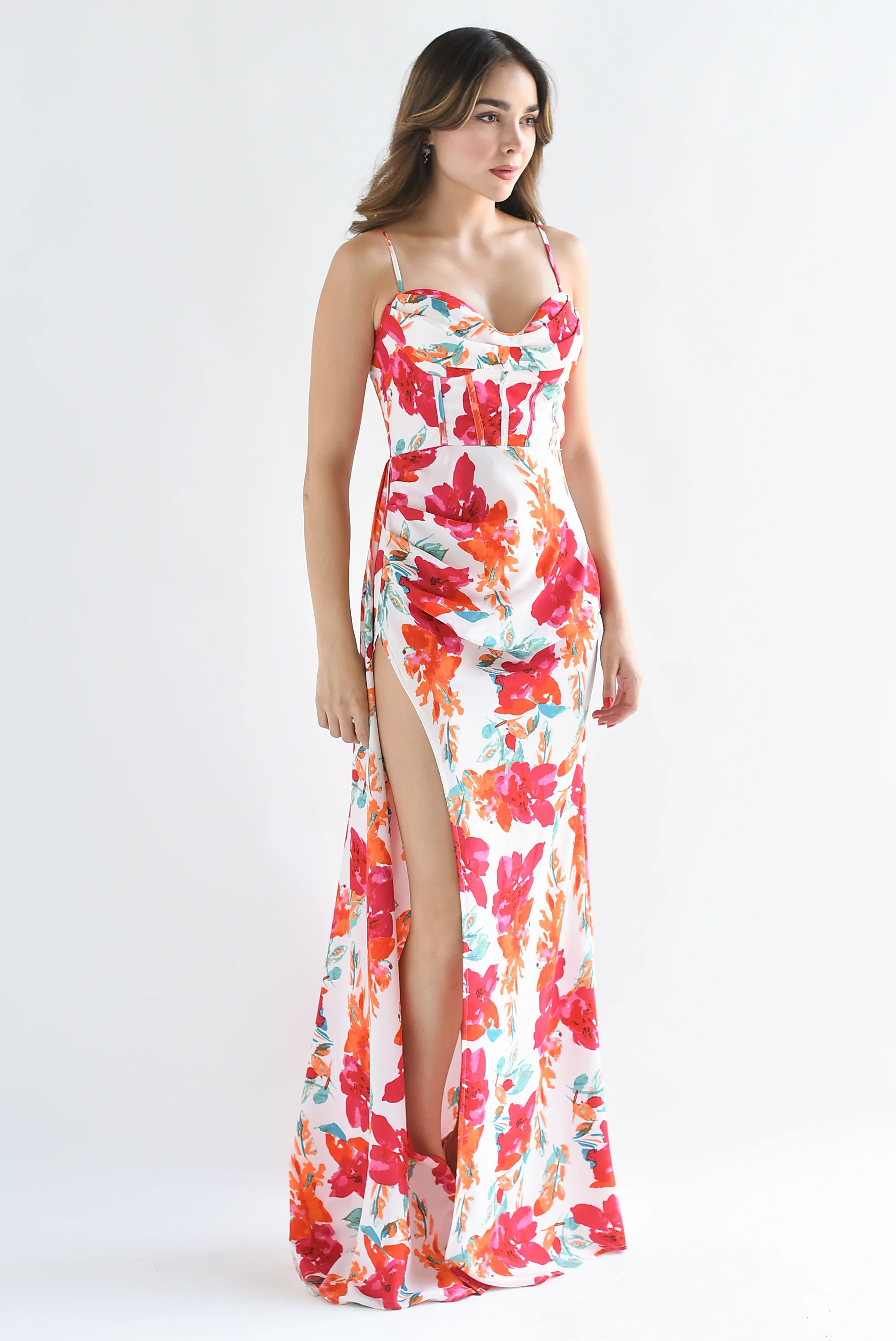 Vestido floral con cauda