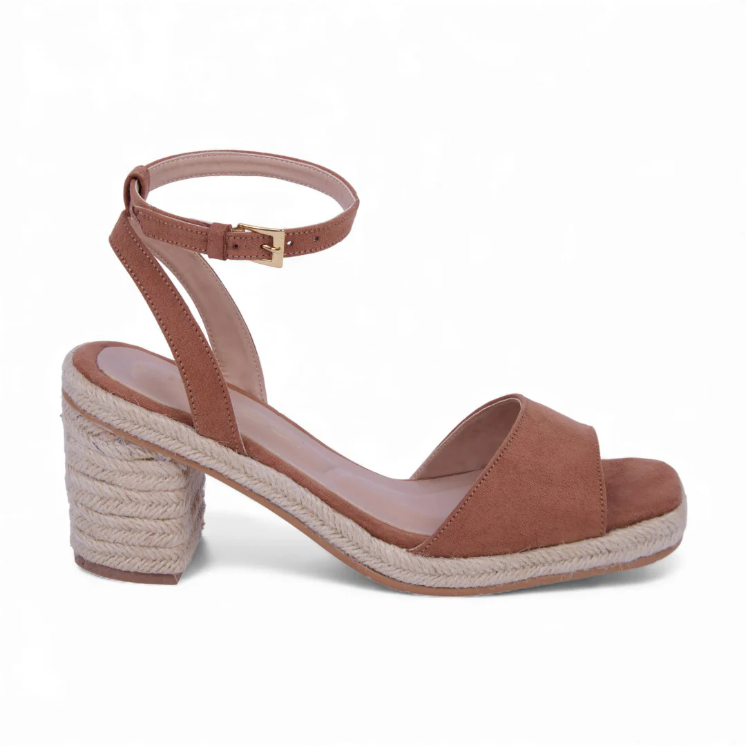 SANDALIA DE TACÓN MIEL Y NEGRO CON PULSERA 03935