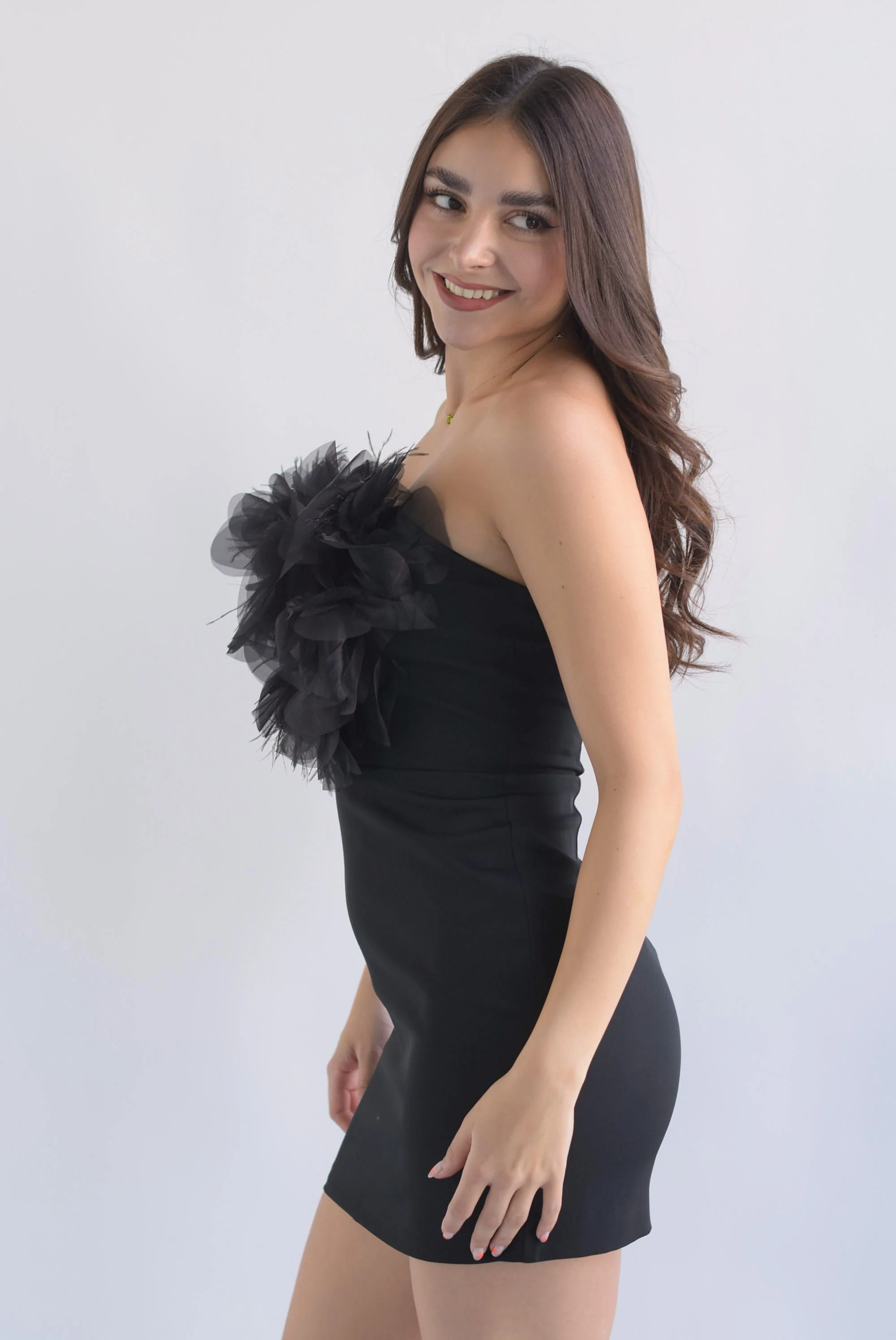 Vestido strapless pétalos y plumas