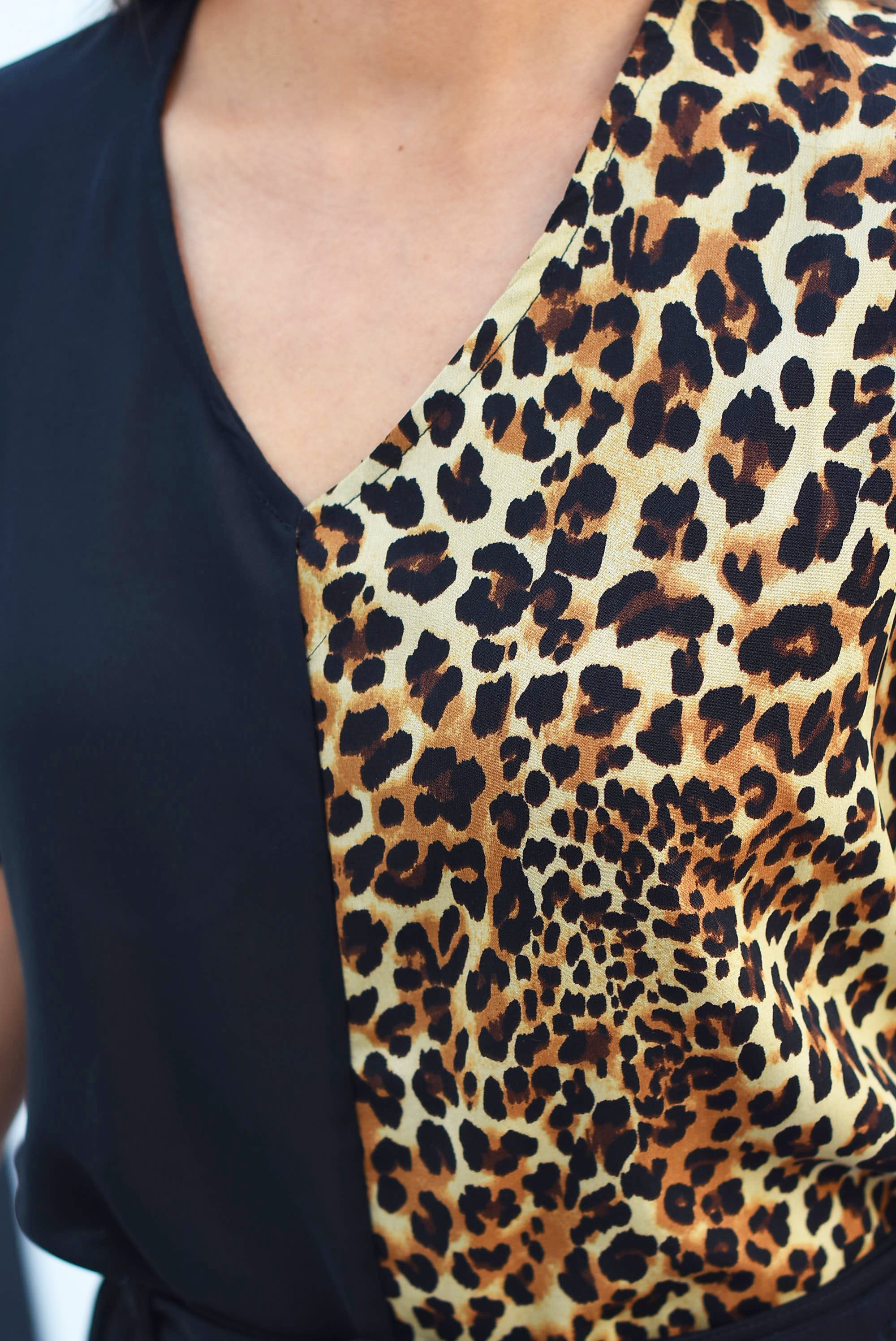 Blusa cuello V  bitono Leopardo