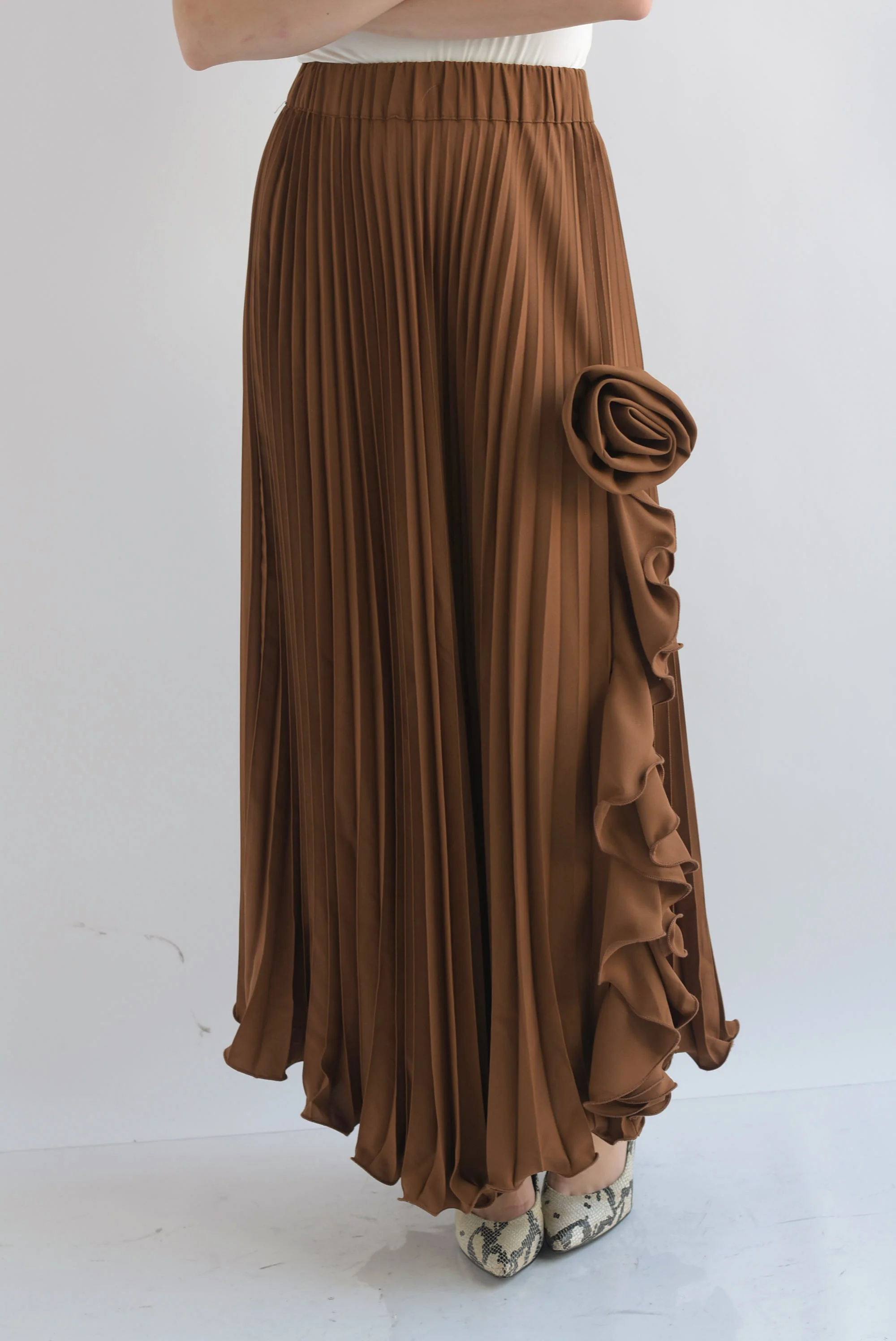 Falda plisada escarola y flor Camel