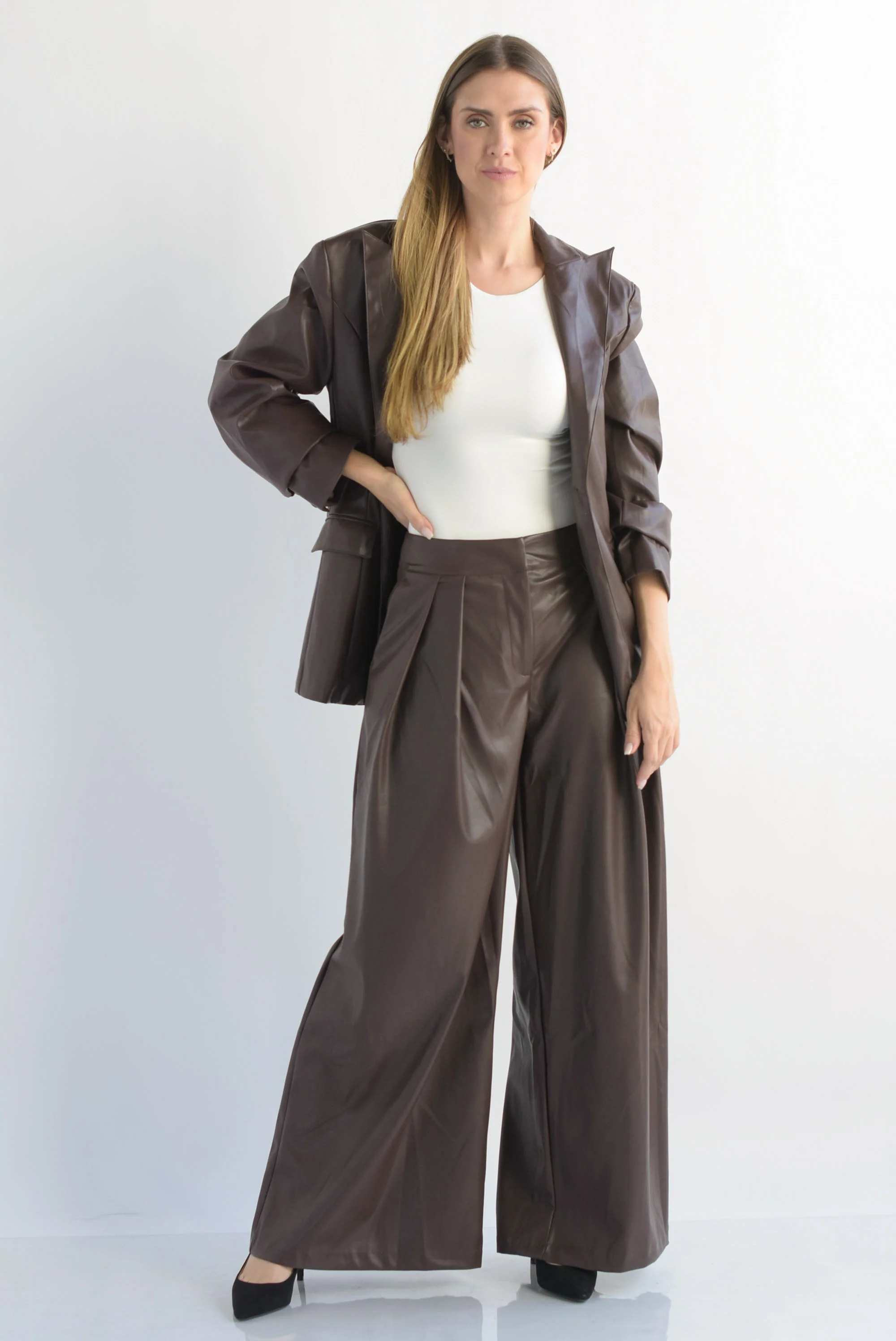 Set Pantalón súper wide y Blazer vinipiel Espresso