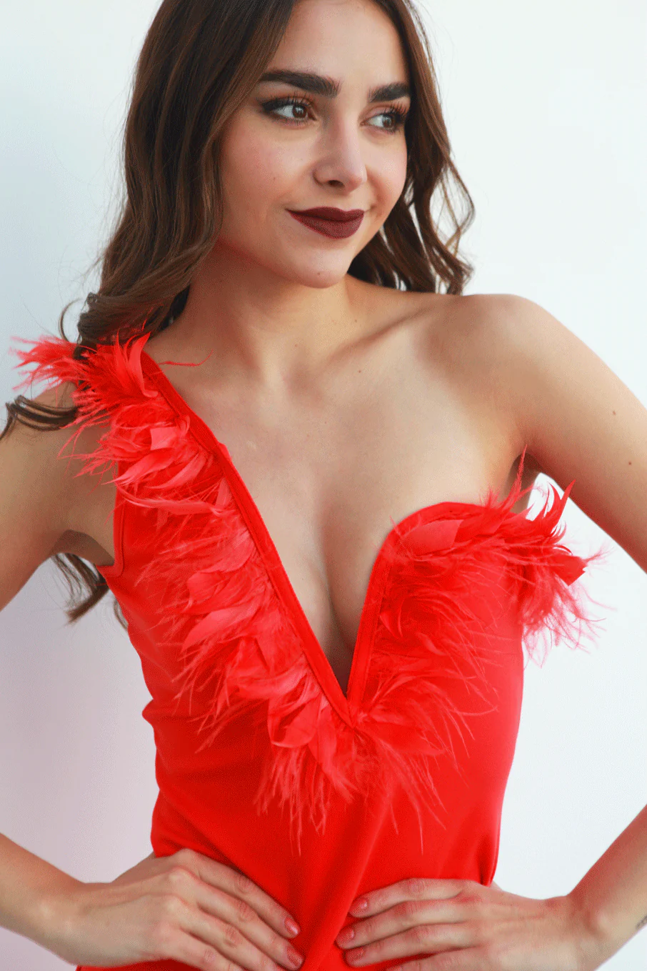 Vestido un hombro con plumas Tomate