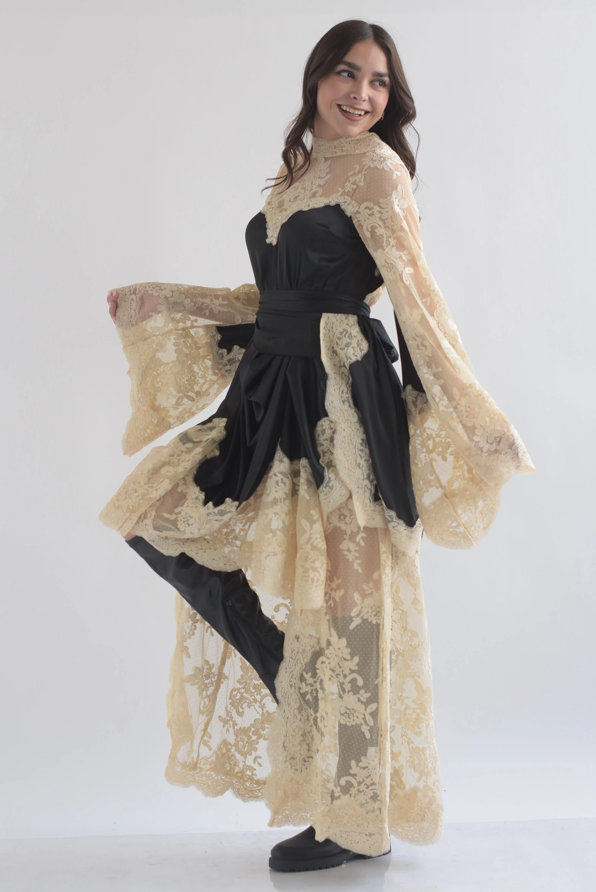 Vestido satín cauda encaje