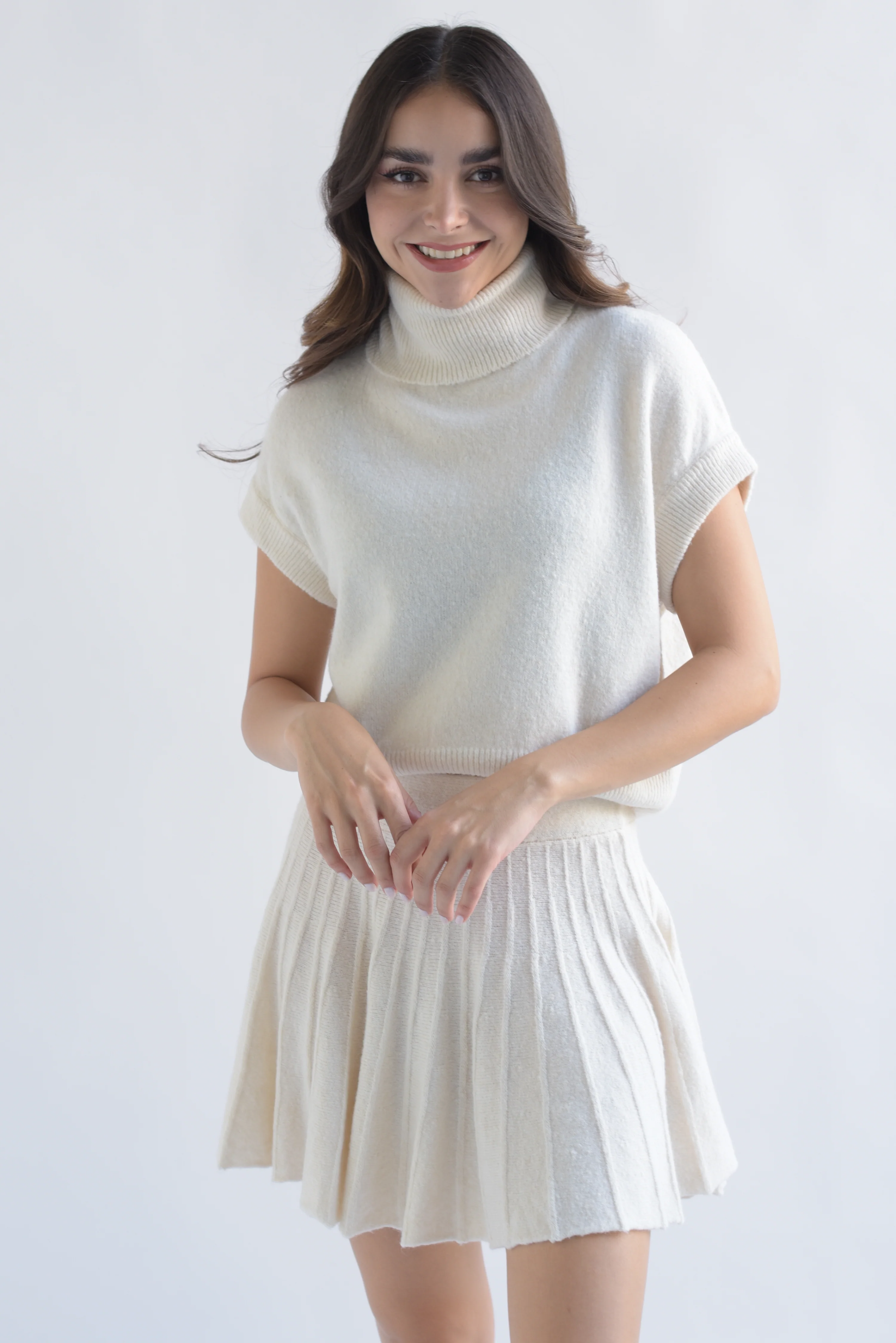 Set Falda plisada y Blusa cuello alto punto Ivory