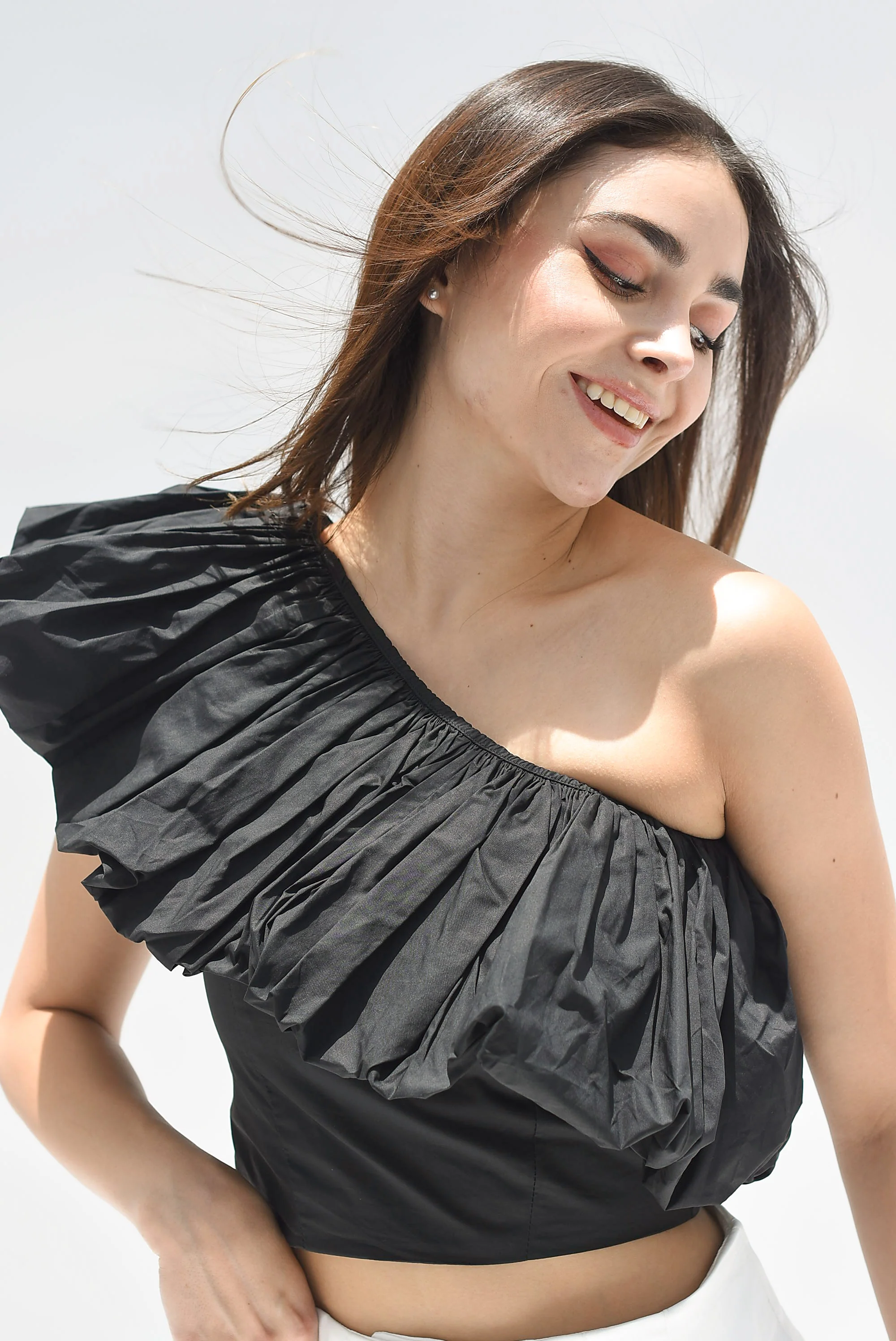 Top un hombro drapeado Negro