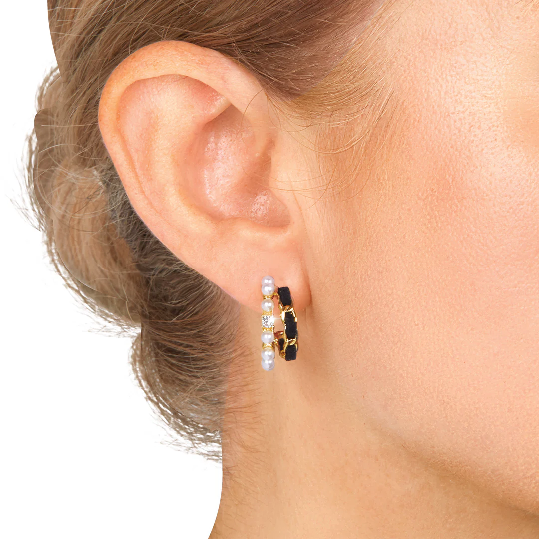 ARETES DORADOS CON DETALLE PERLA Y NEGRO 93991