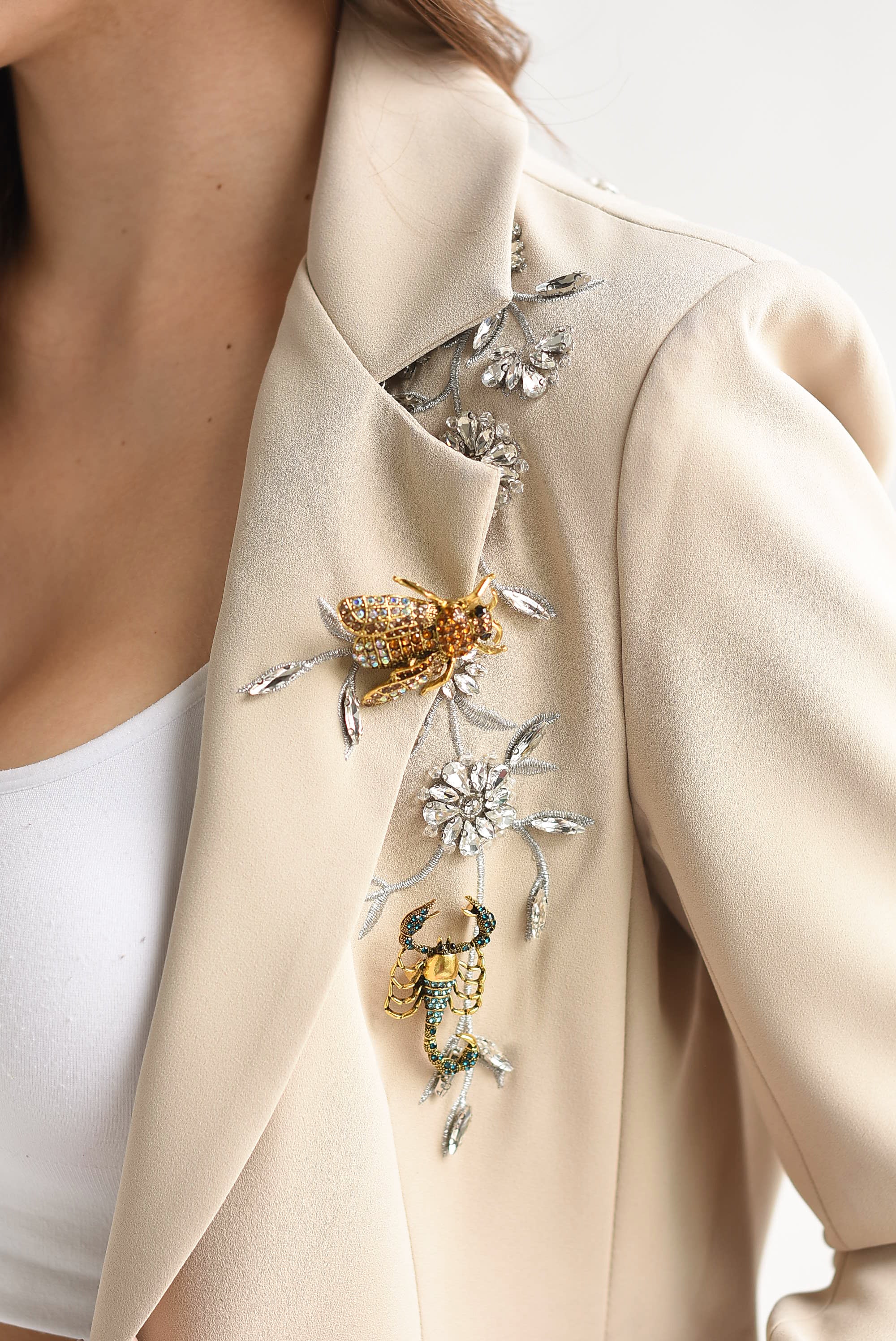 Set Falda y Blazer Joyas y Broches Greige