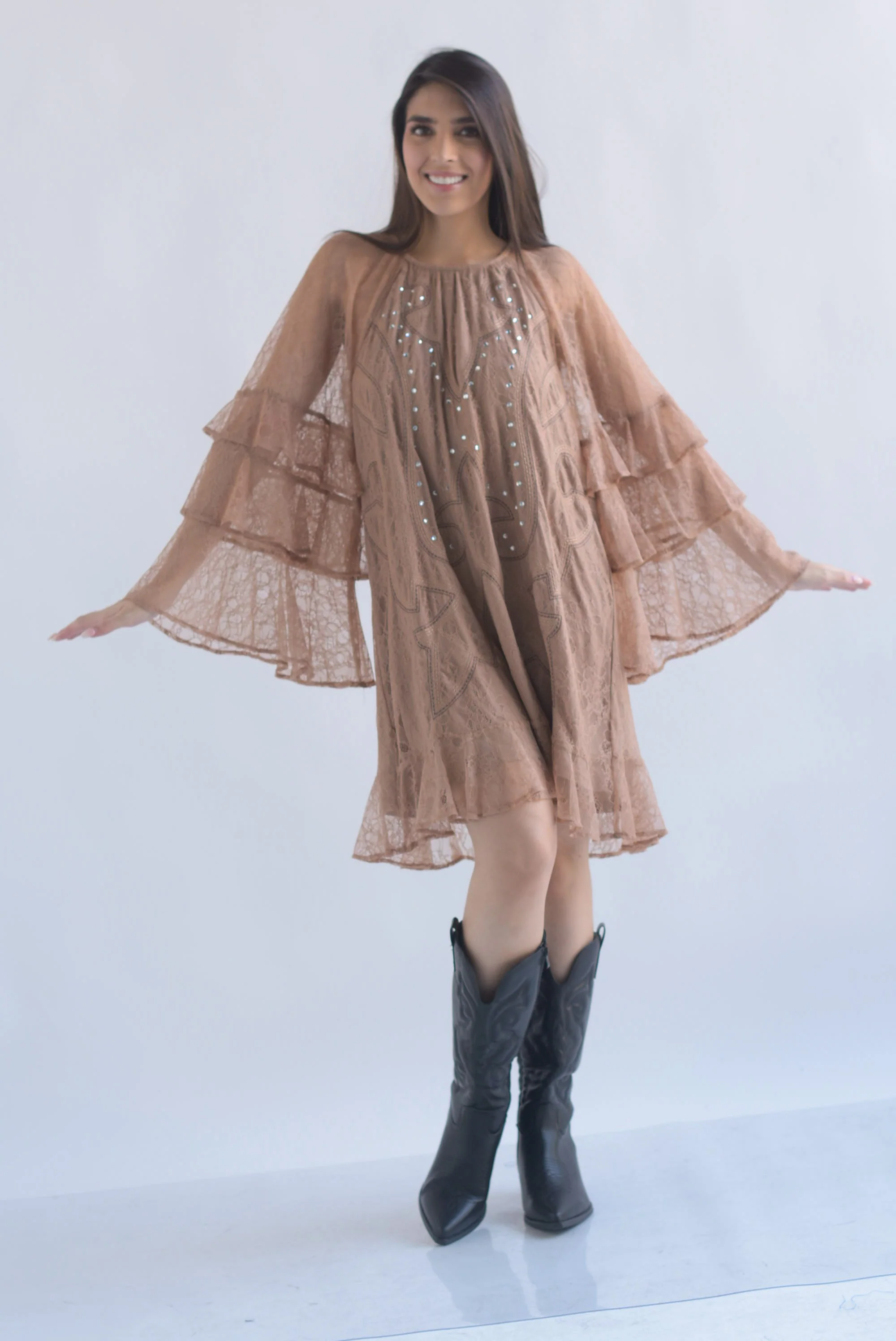 Vestido encaje manga olanes brillos