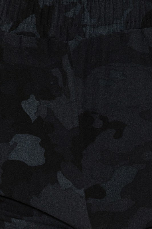 Multi print, mid-rise shorts in a relaxed fit with an elastic waistband and side pockets