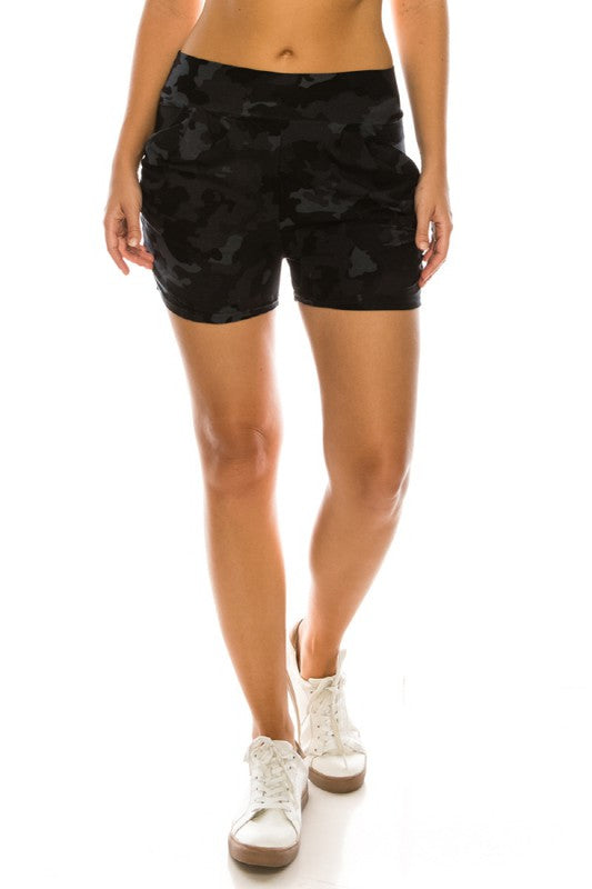 An elastic waistband side pocket pants