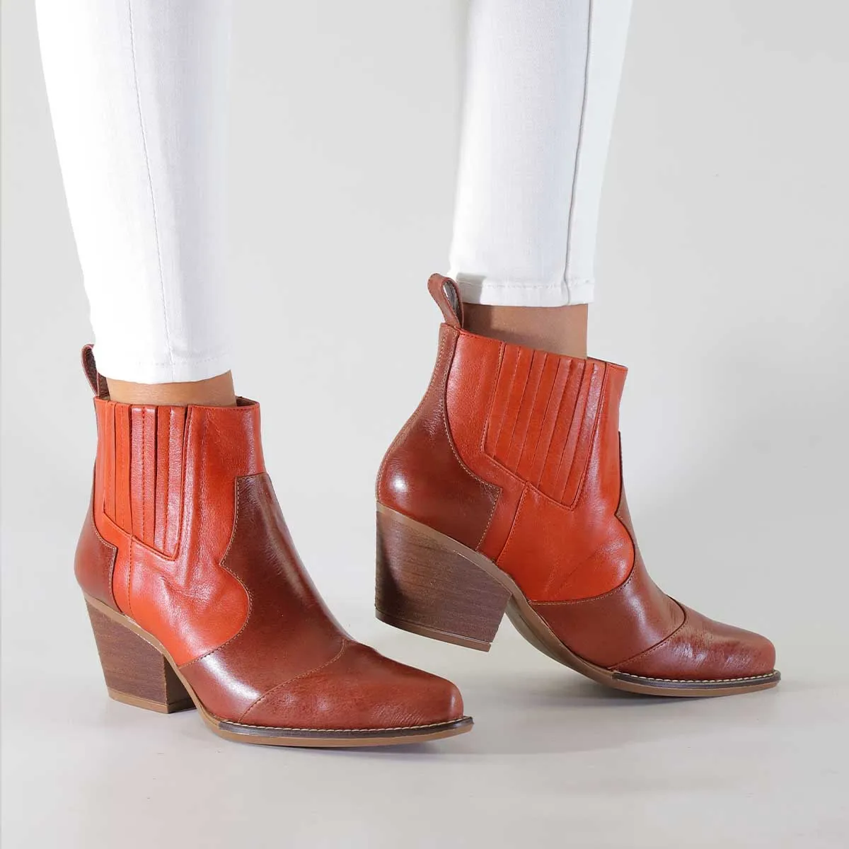 MADDIE 60 Edicion Limitada - Terracota y Caoba  Zapato Bota Botin Tacon Bajo para Dama en Piel