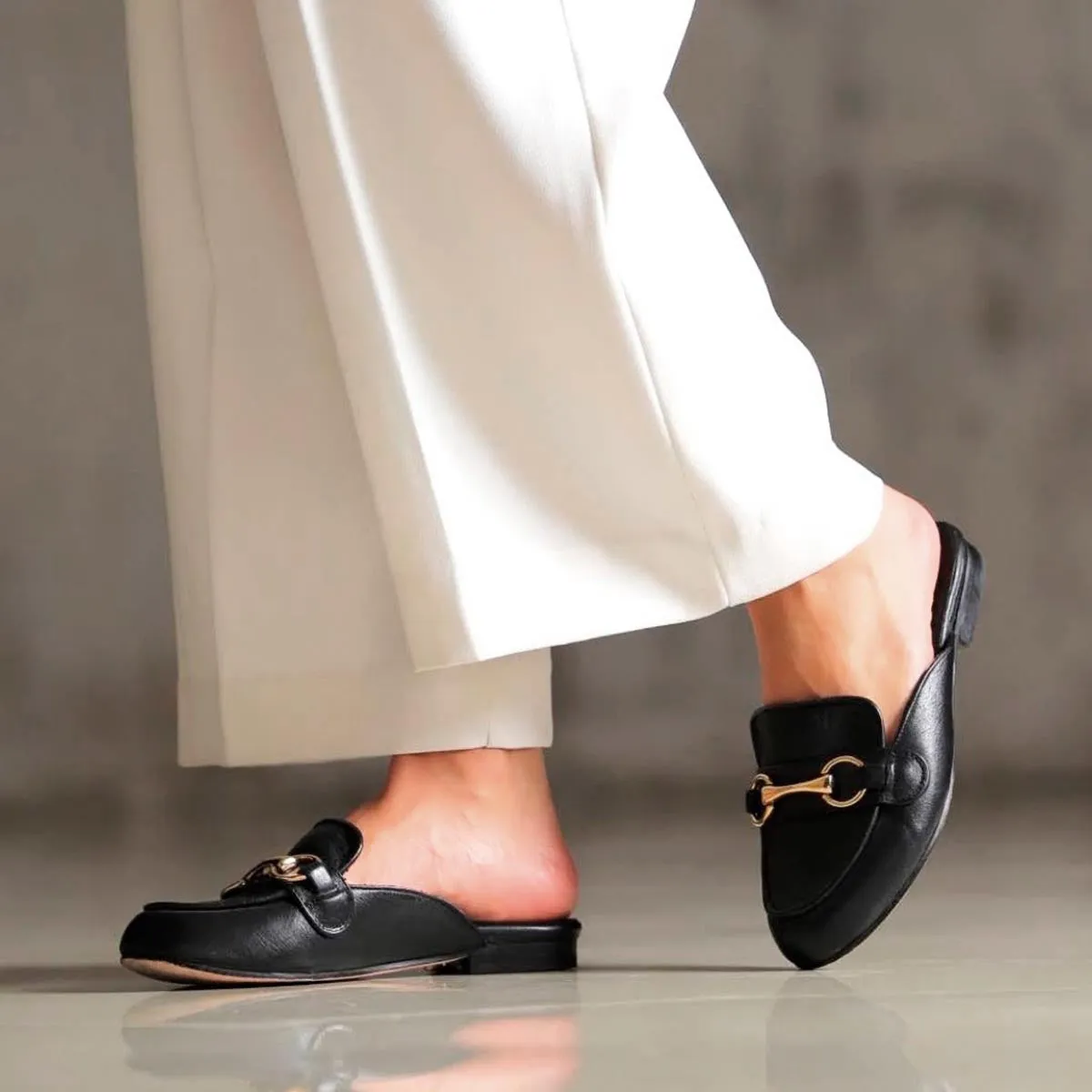 CINDY - Negro Liso  Zapato Flat Mule de Piso Para Dama en Piel