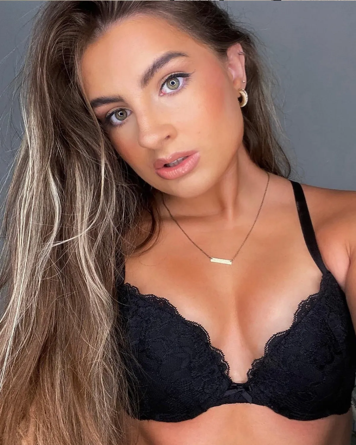 Sujetador semiescotado con aros y realce de encaje floral con relleno ligero