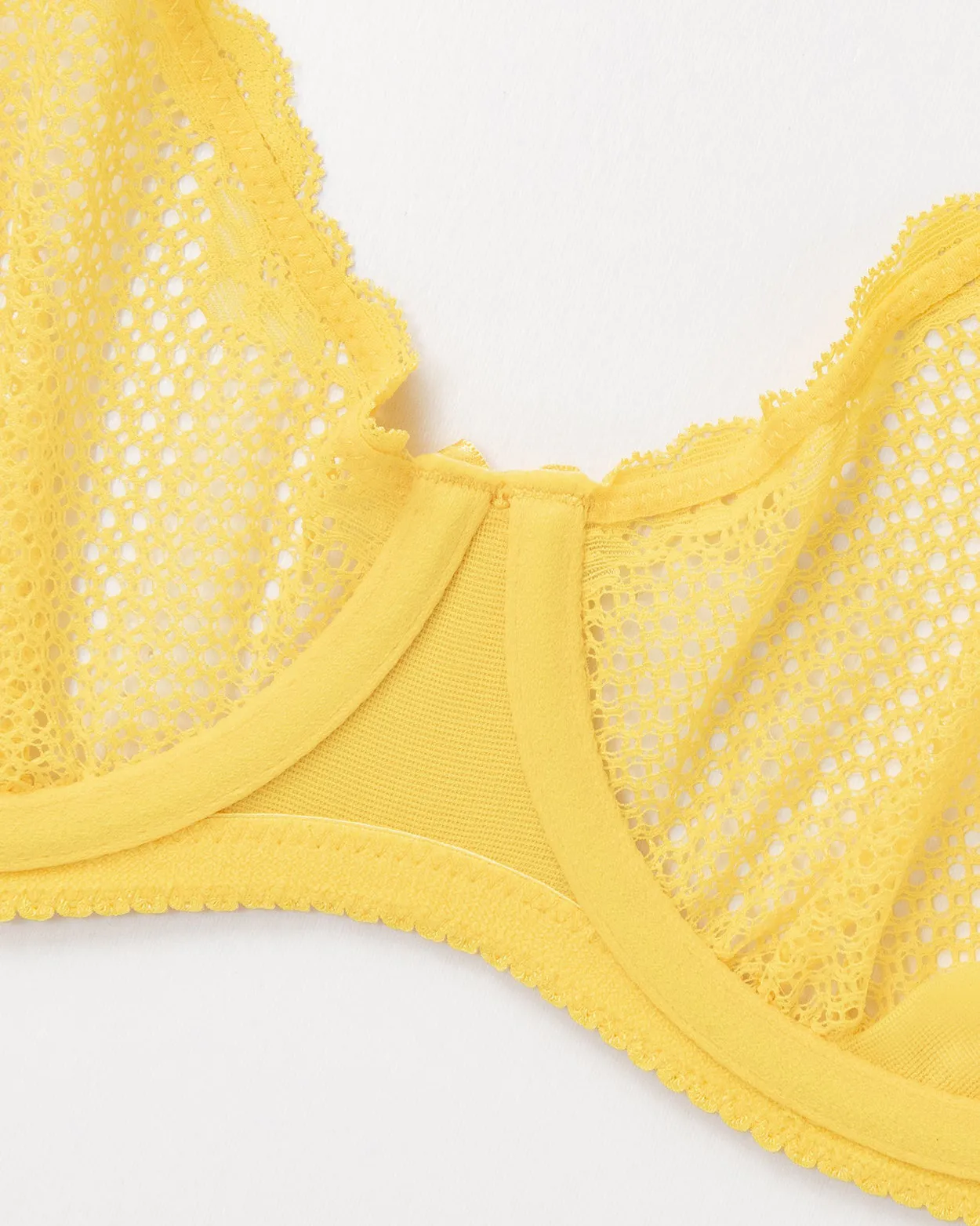 Sujetador semitransparente con aros y encaje de 1/2 taza