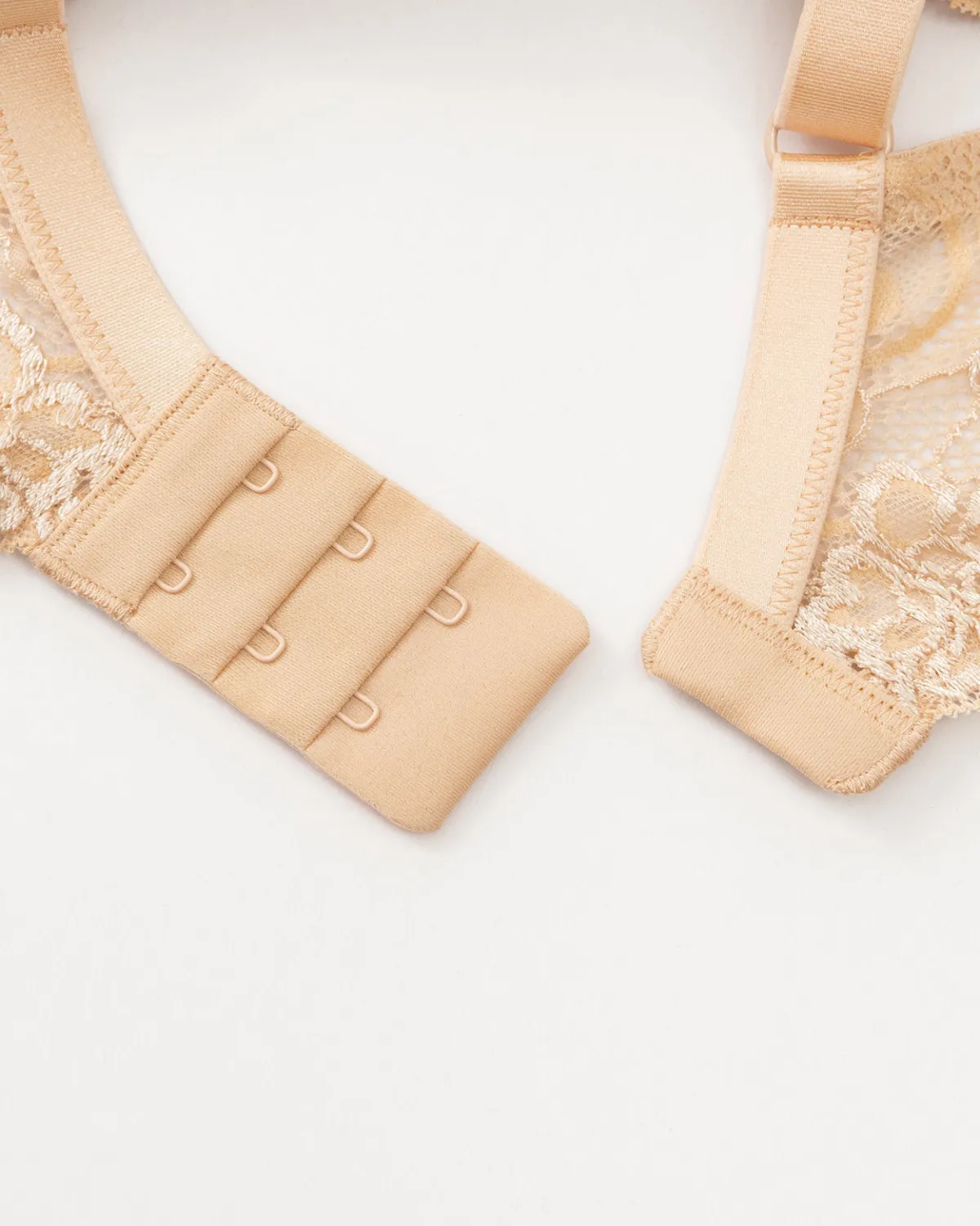 Sujetador semiescotado con aros y realce de encaje floral con relleno ligero