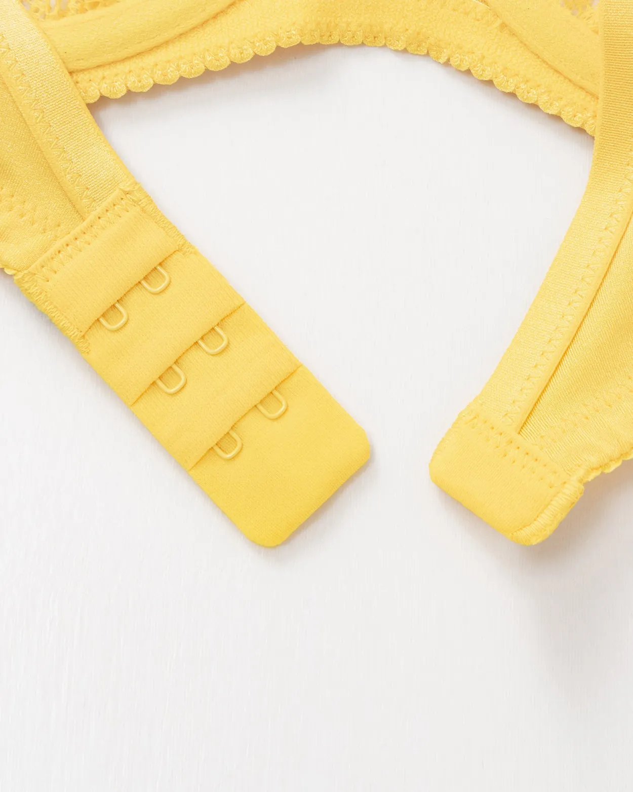 Sujetador semitransparente con aros y encaje de 1/2 taza