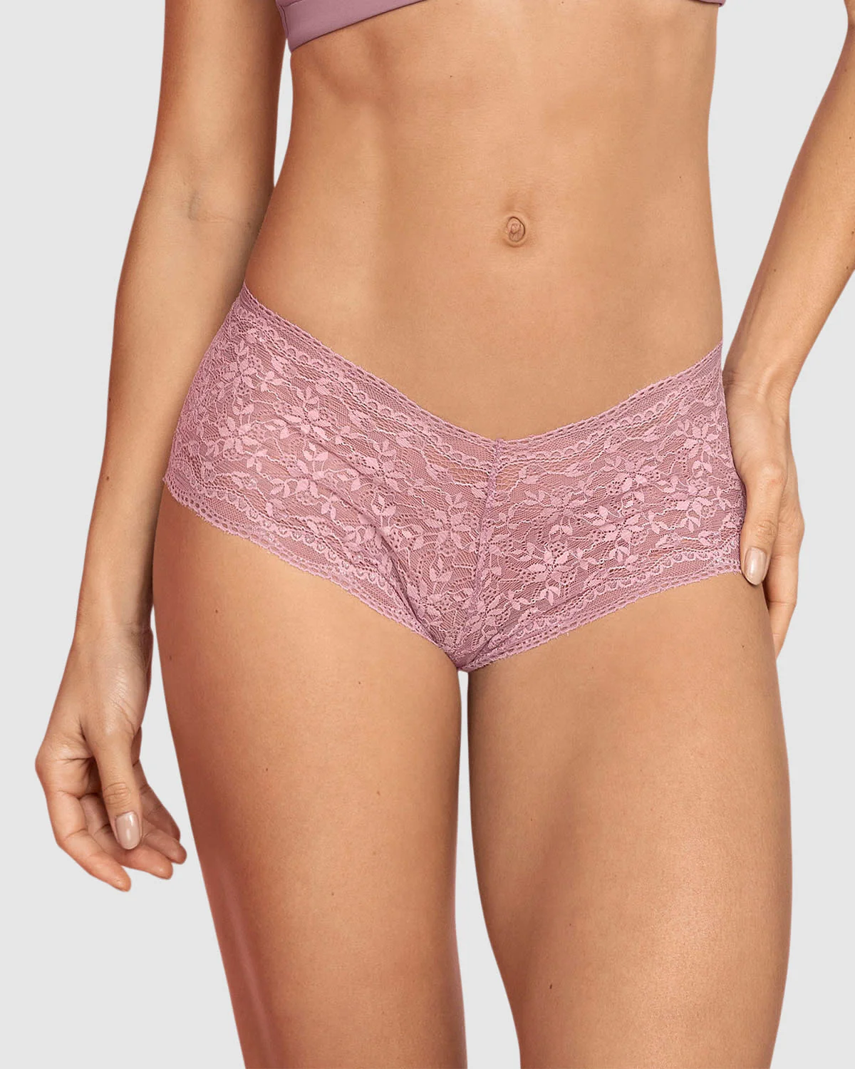 Panty estilo hipster en encaje sexy con refuerzo en algodón
