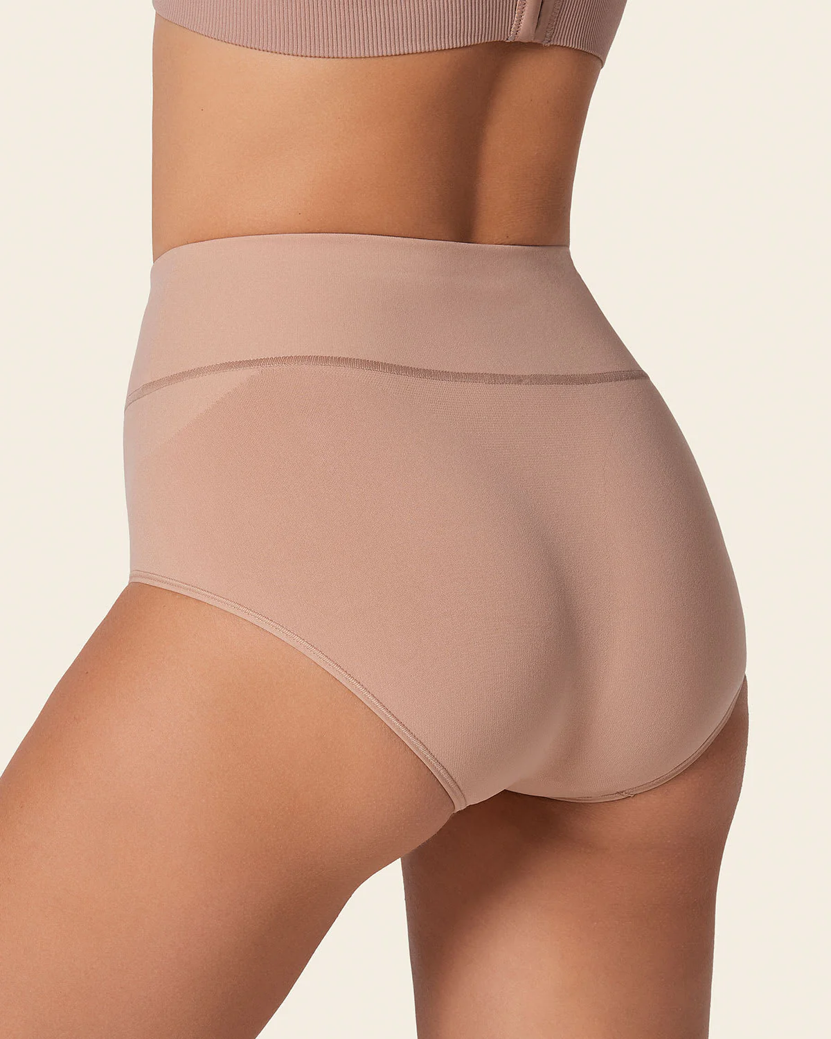 Panty faja de control moderado tiro alto en SkinFuse