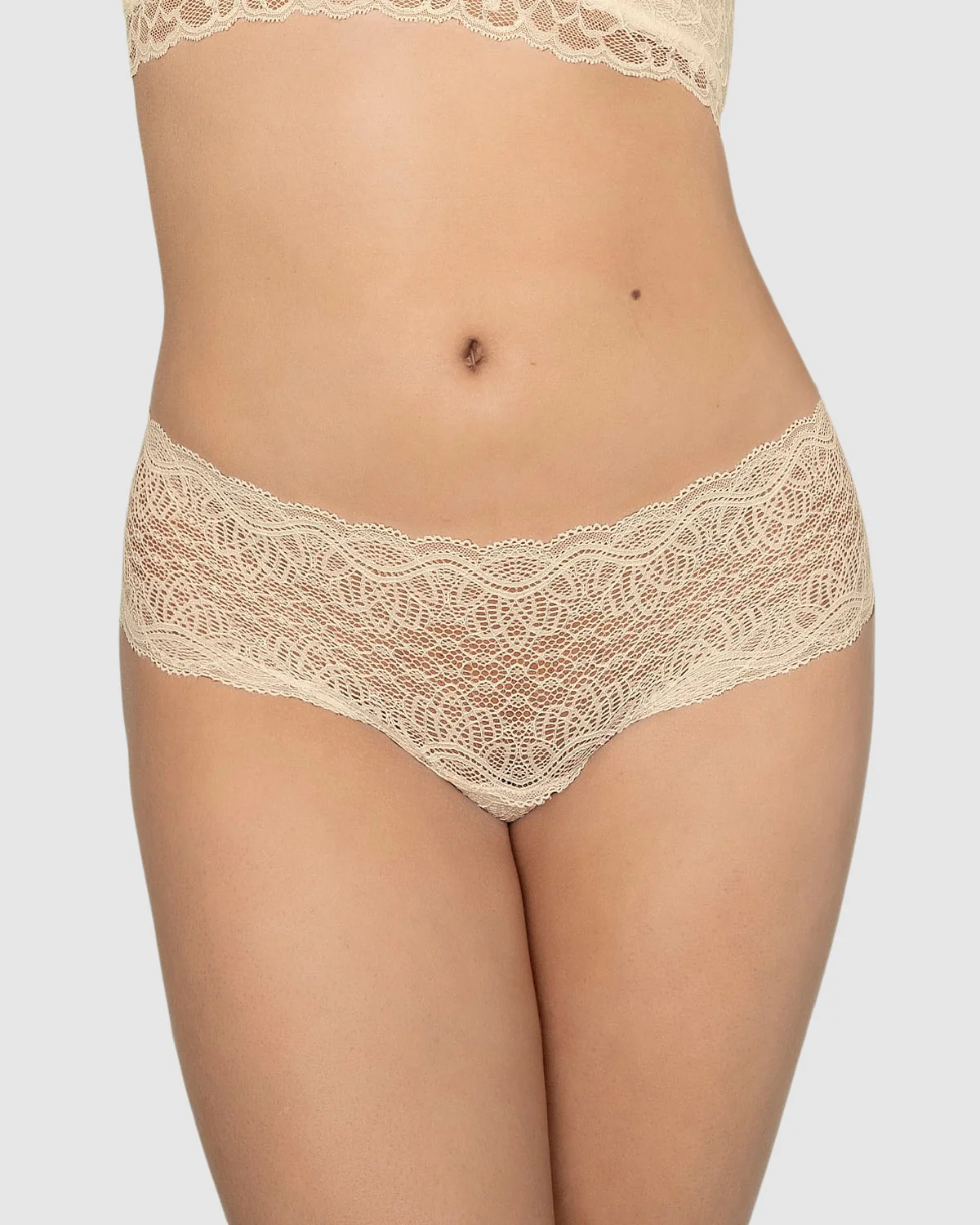 Panty cachetero en encaje