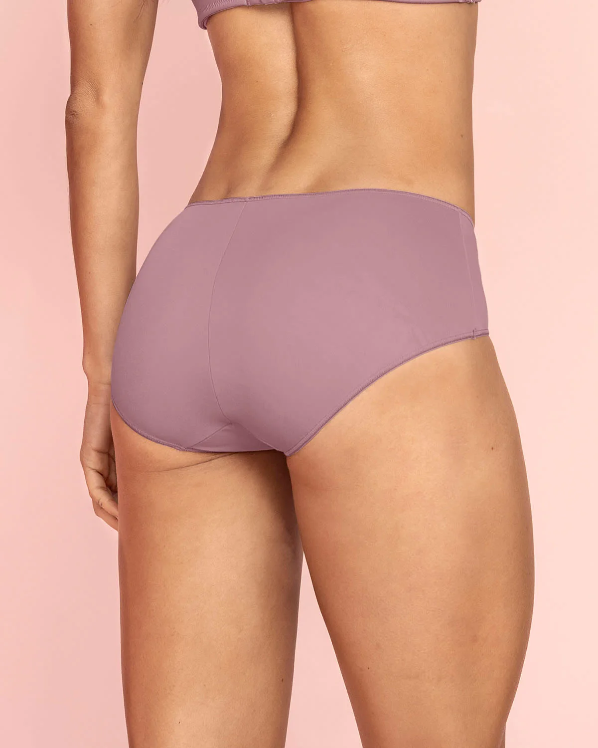 Hípster semidescaderado de buen cubrimiento