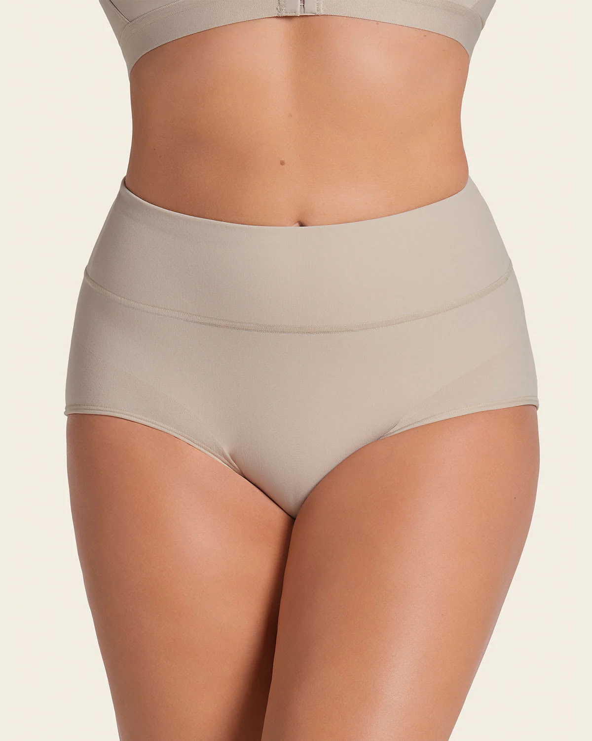 Panty faja de control moderado tiro alto en SkinFuse