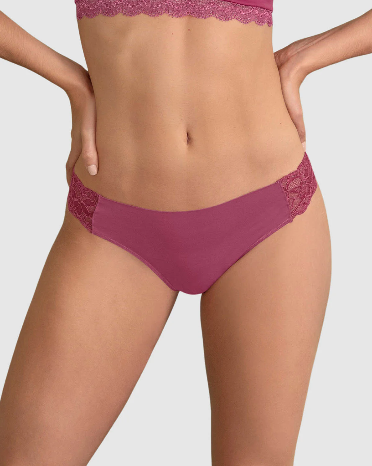 Brasilera invisible con toques de encaje en laterales