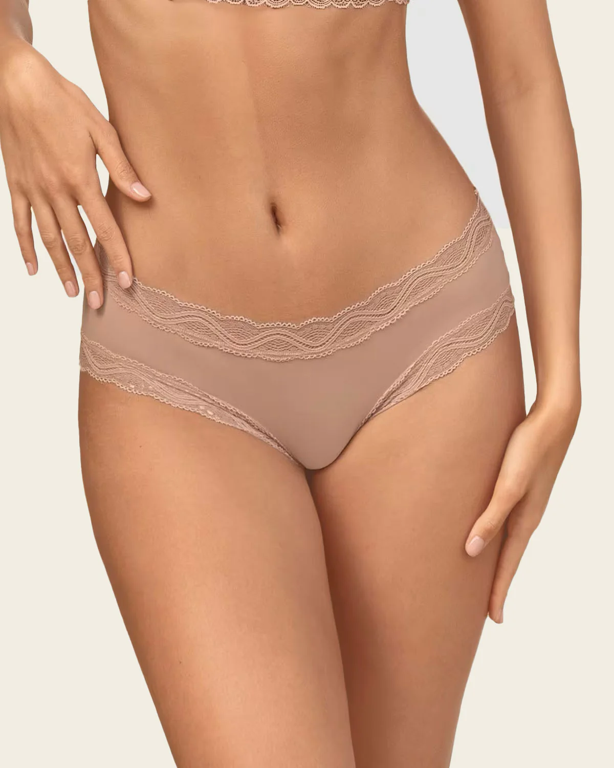 Panty hípster tiro medio en tela lisa y encaje