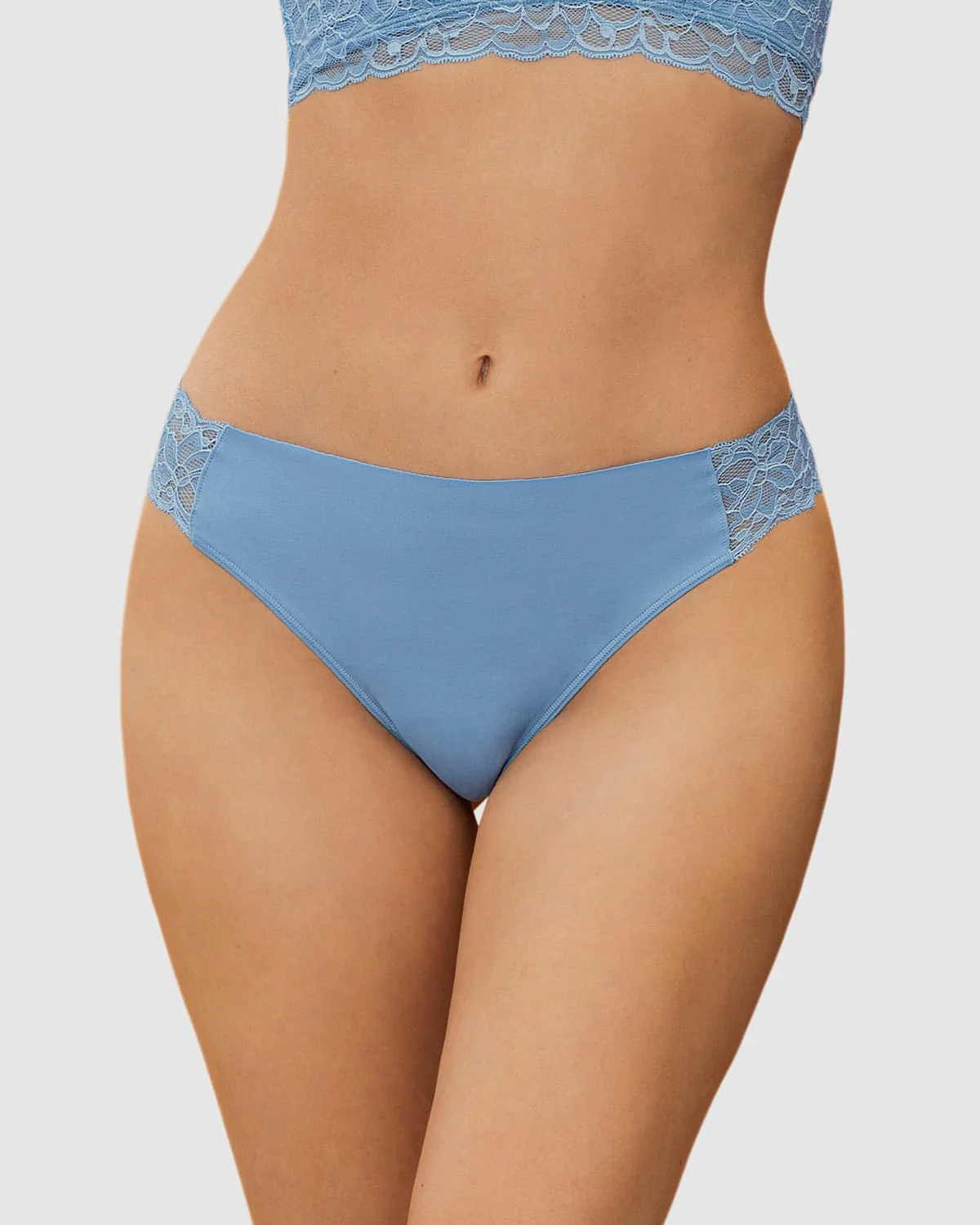 Brasilera invisible con toques de encaje en laterales