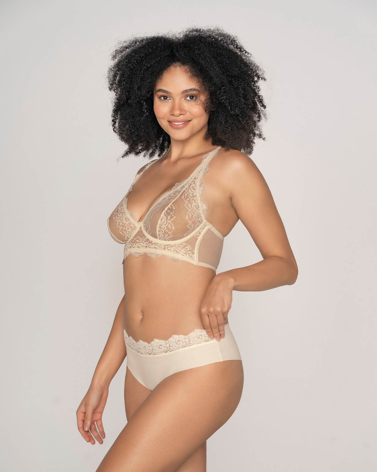 Panty cachetero en tela ultraliviana con encaje