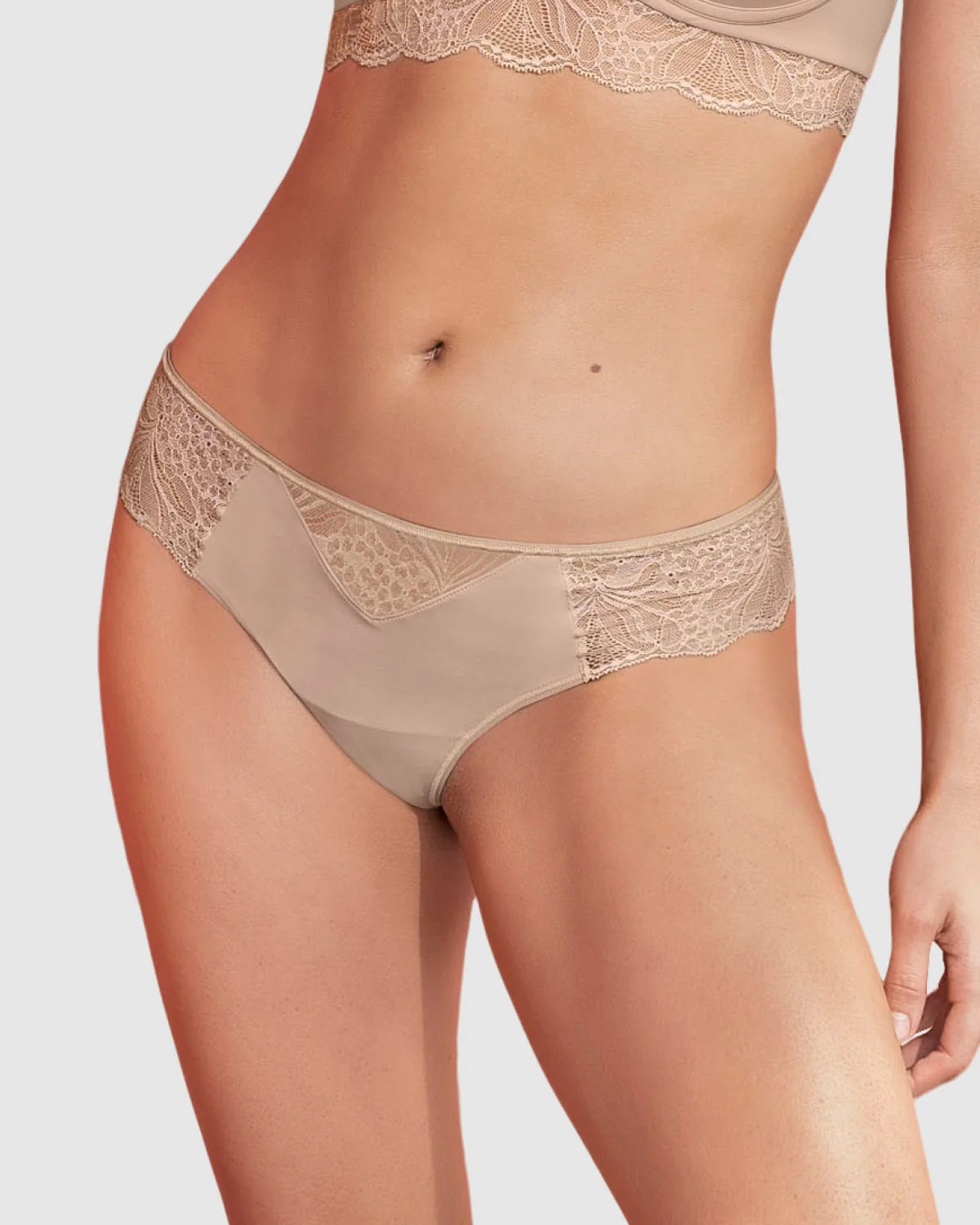 Panty estilo tanga brasilera con laterales y encaje