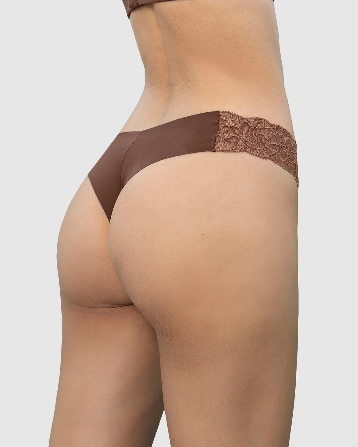 Brasilera invisible con toques de encaje en laterales