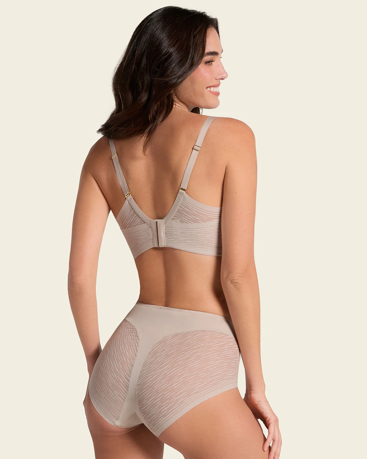 Panty faja clásico invisible con transparencias en glúteos y laterales