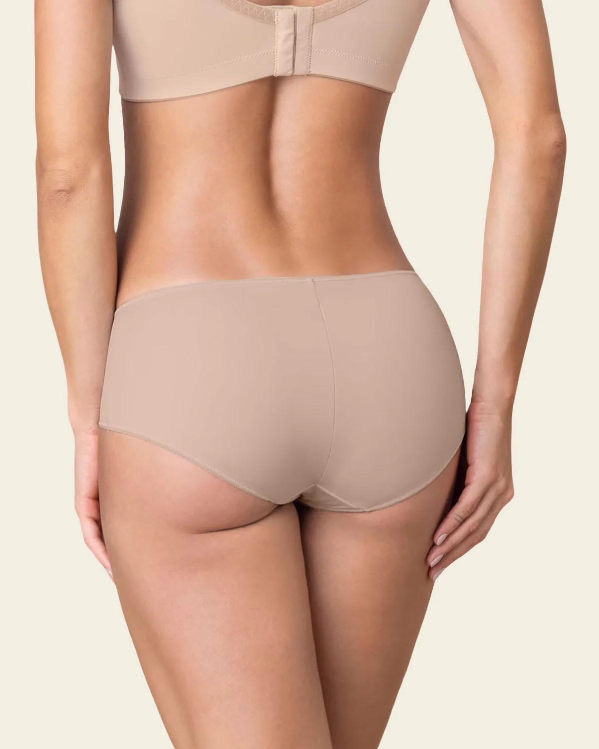 Hípster semidescaderado de buen cubrimiento