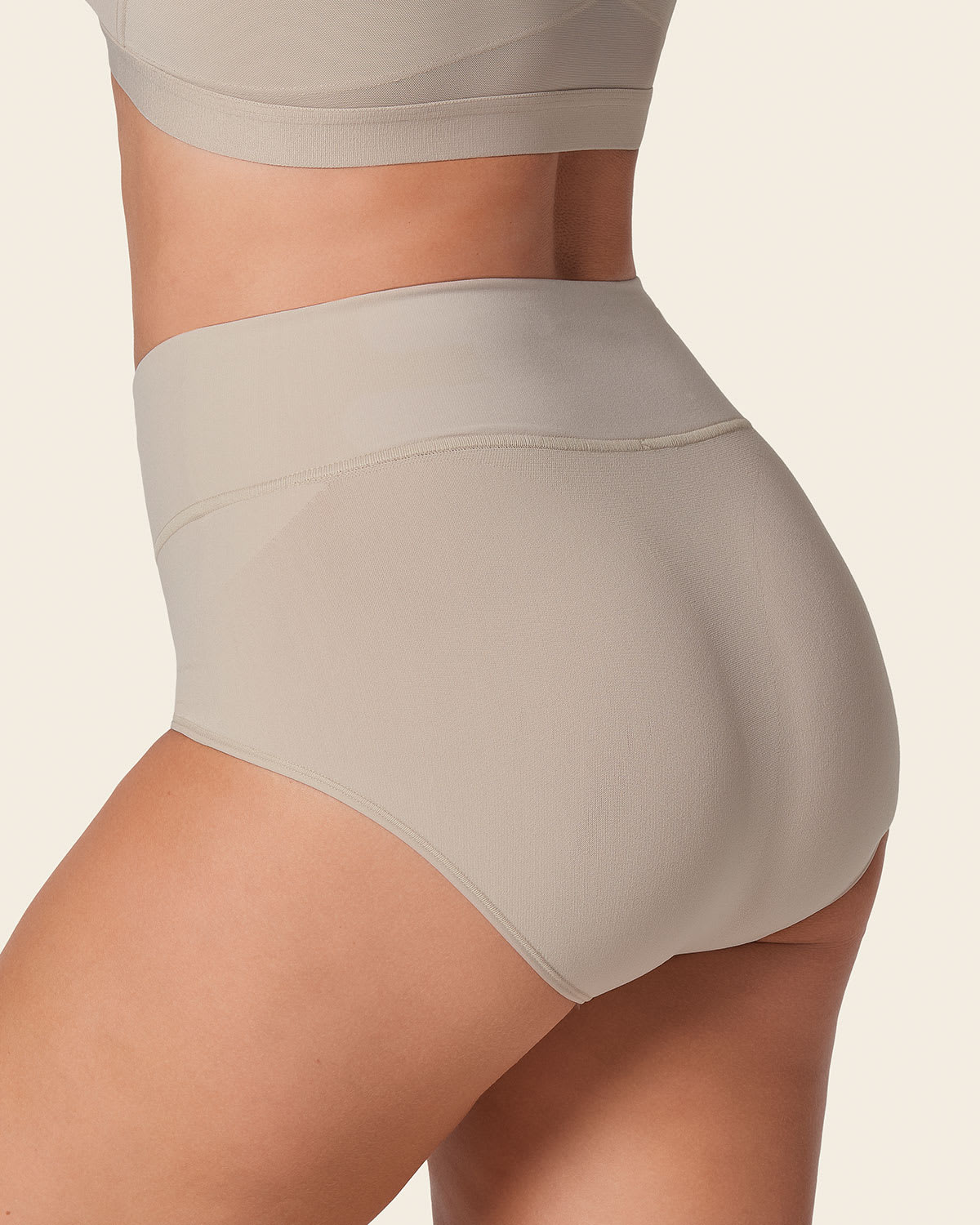 Panty faja de control moderado tiro alto en SkinFuse