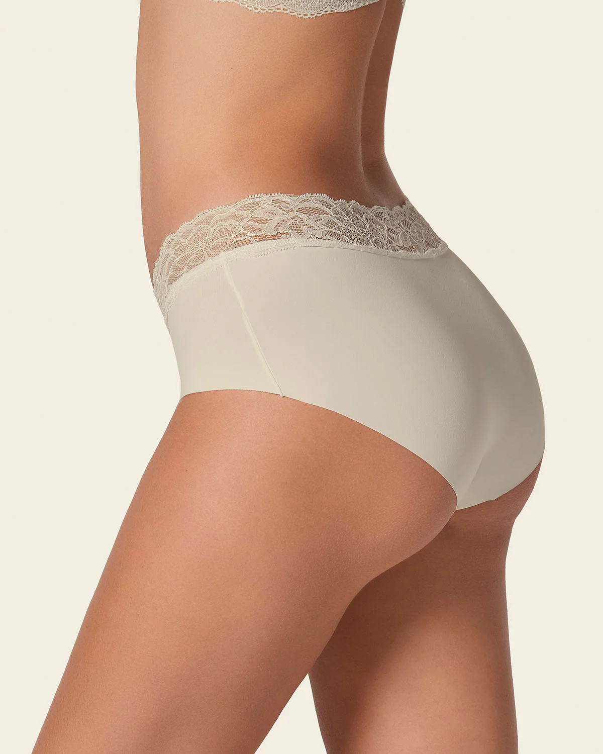 Panty hipster en tela ultraliviana con franja de encaje