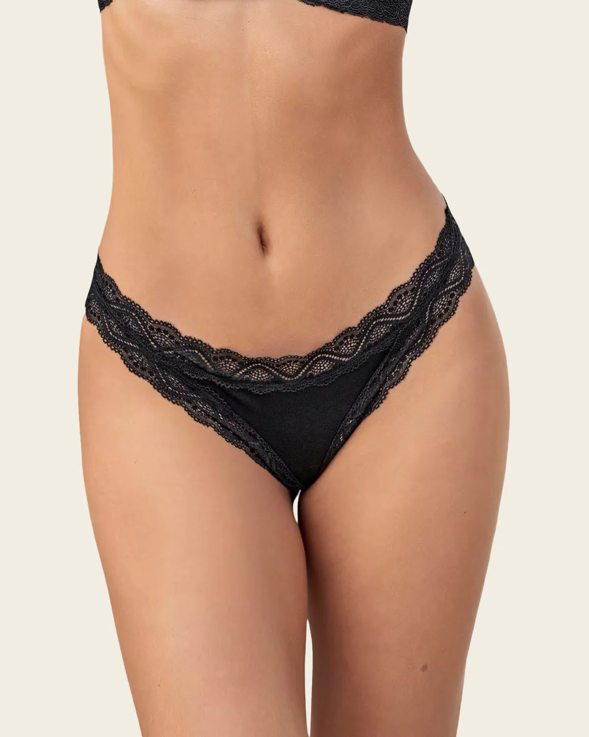 Brasilera tiro medio en tela lisa y encaje