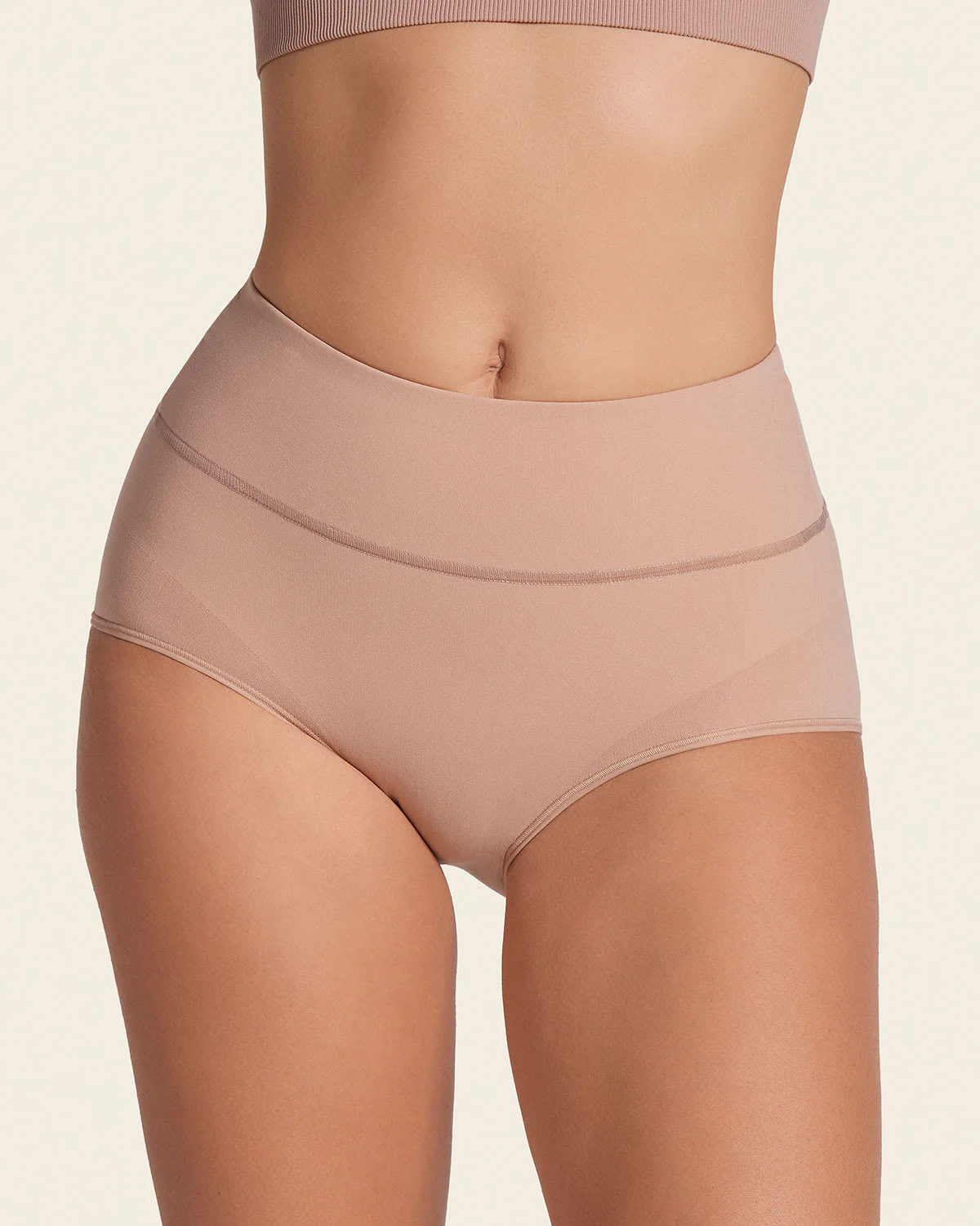 Panty faja de control moderado tiro alto en SkinFuse