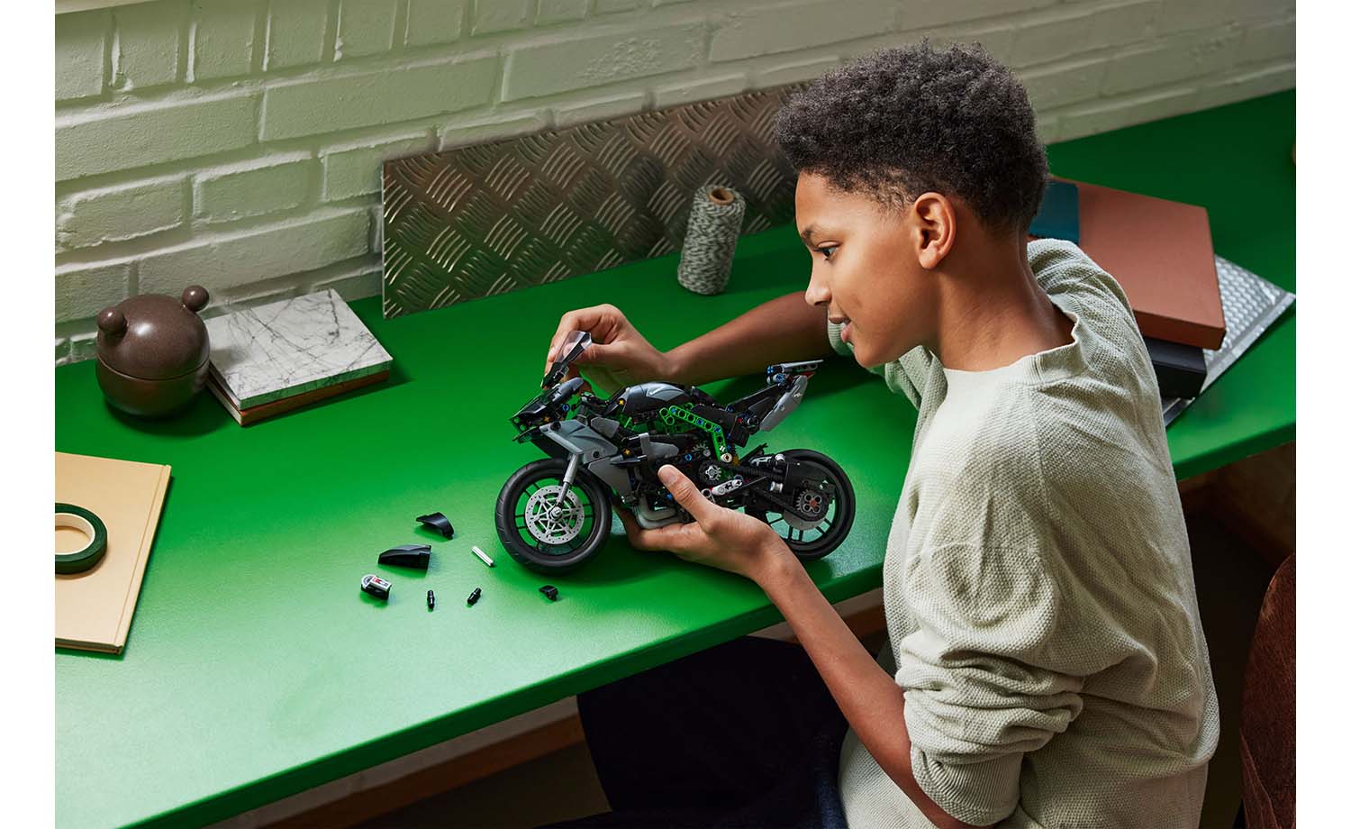 42170 | LEGO® Technic Kawasaki Ninja H2R Motorcycle