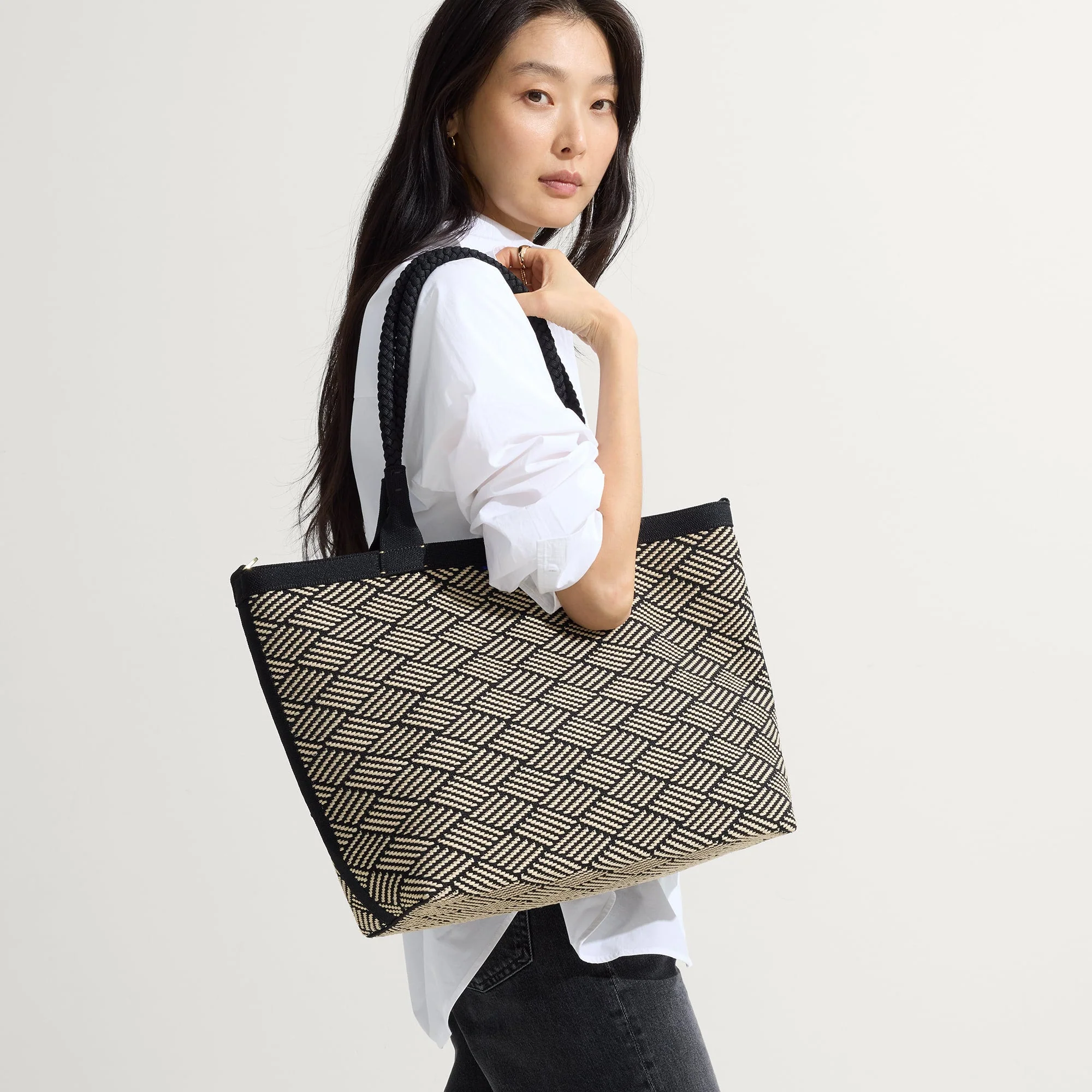 The Lightweight Zip Tote - Polar Zig Zag