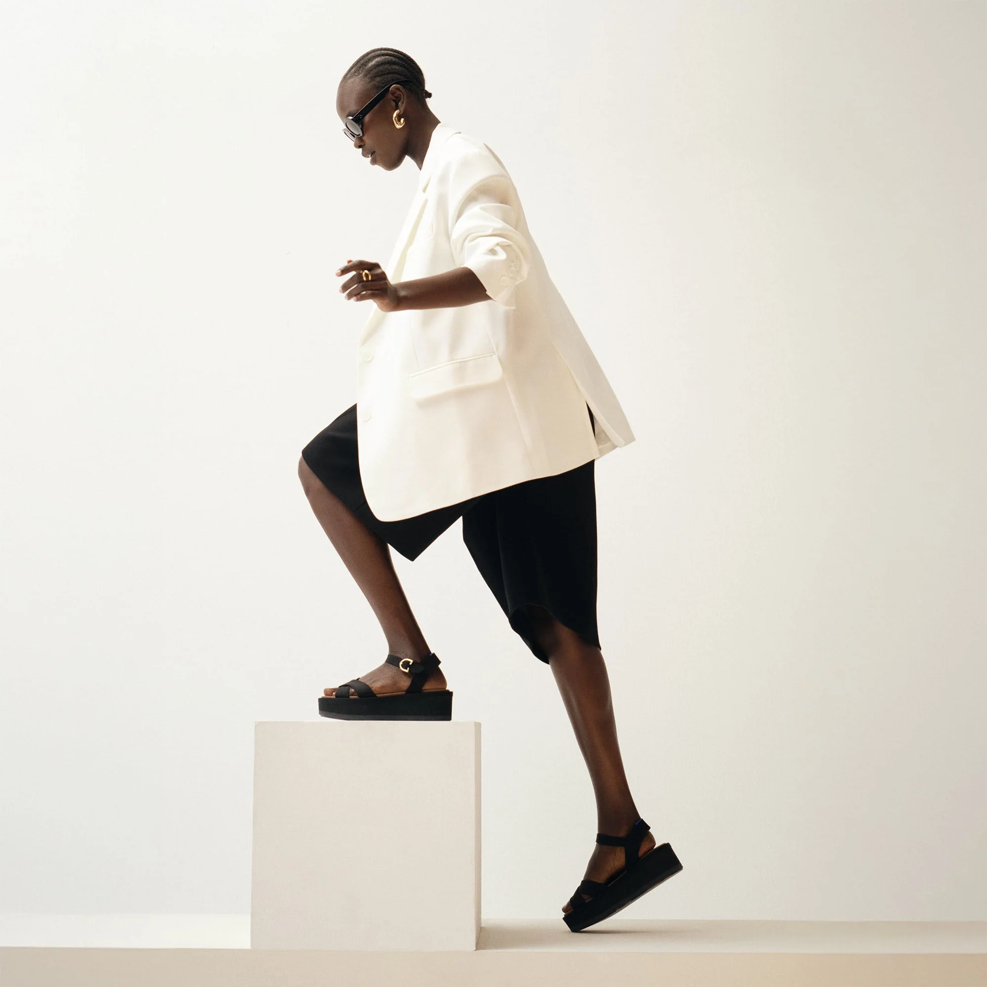 The Criss–Cross Lightweight Wedge Sandal - Black