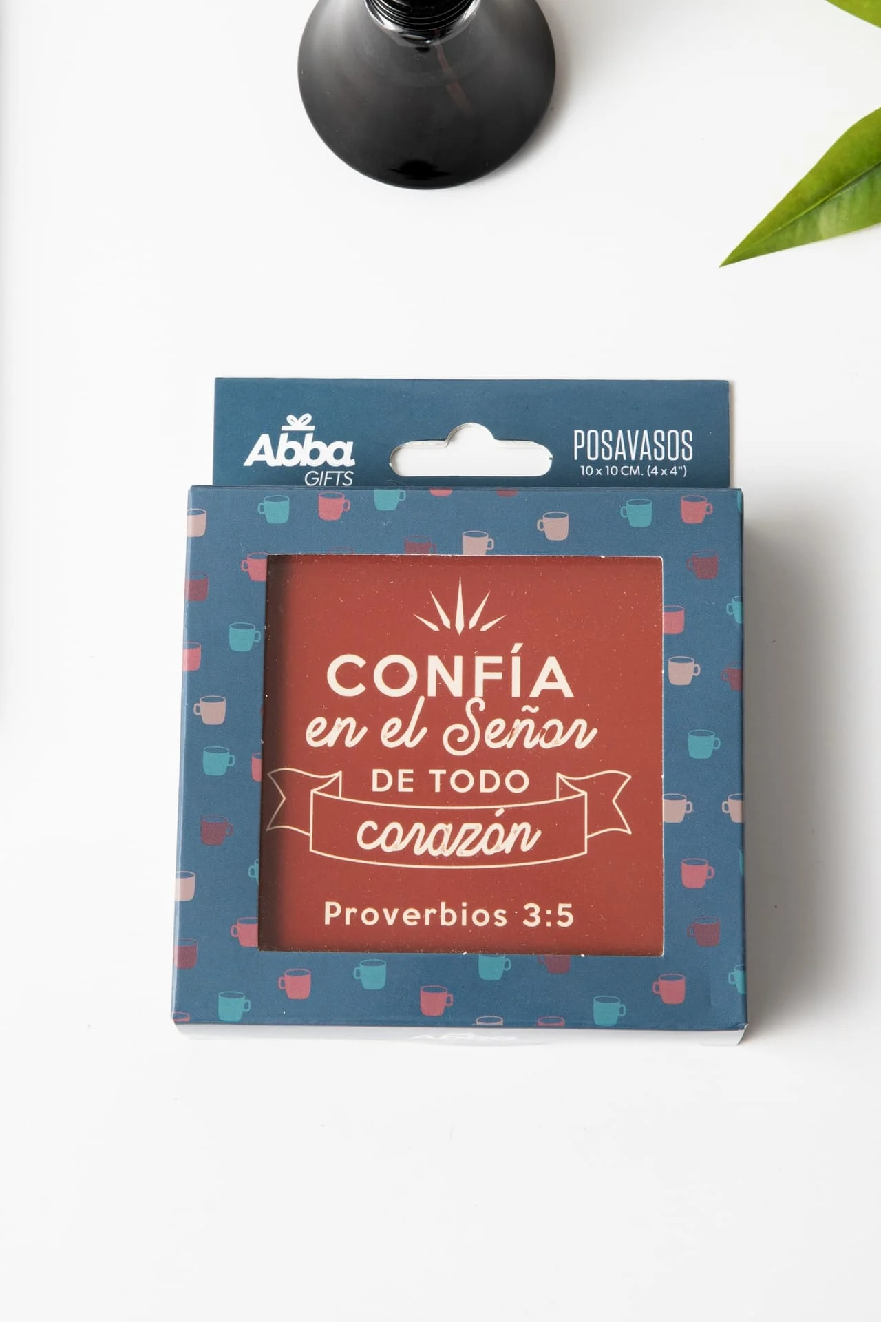 Pack de 6 posavasos con versículos bíblicos. Vintage Pack de 6 posavasos en caja a todo color. Cada posavasos lleva un versículo y un diseño diferente. Tamaño de cada posavasos: 100x100 mm.