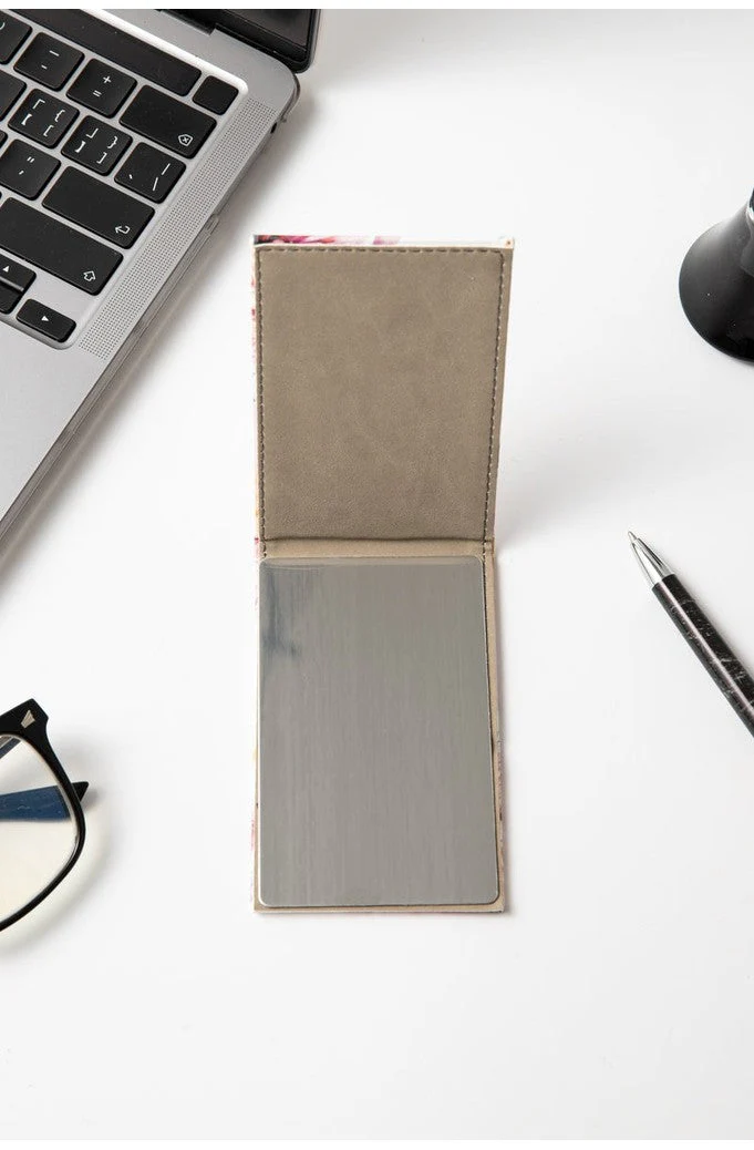 Espejito Compacto de Cuero: Fortaleza y Dignidad