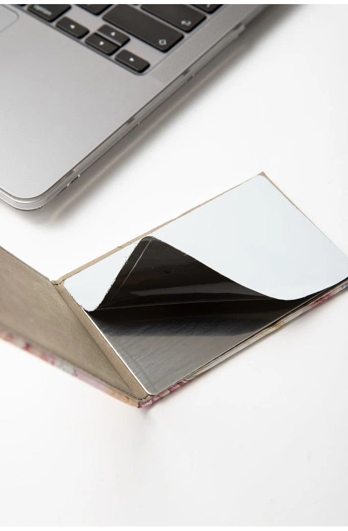 Espejito Compacto de Cuero: Fortaleza y Dignidad