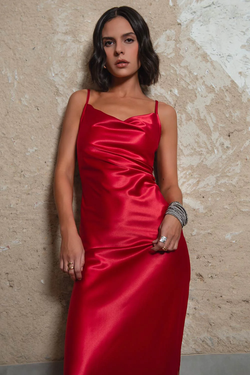 Vestido midi satinado de fit recto escote fluido