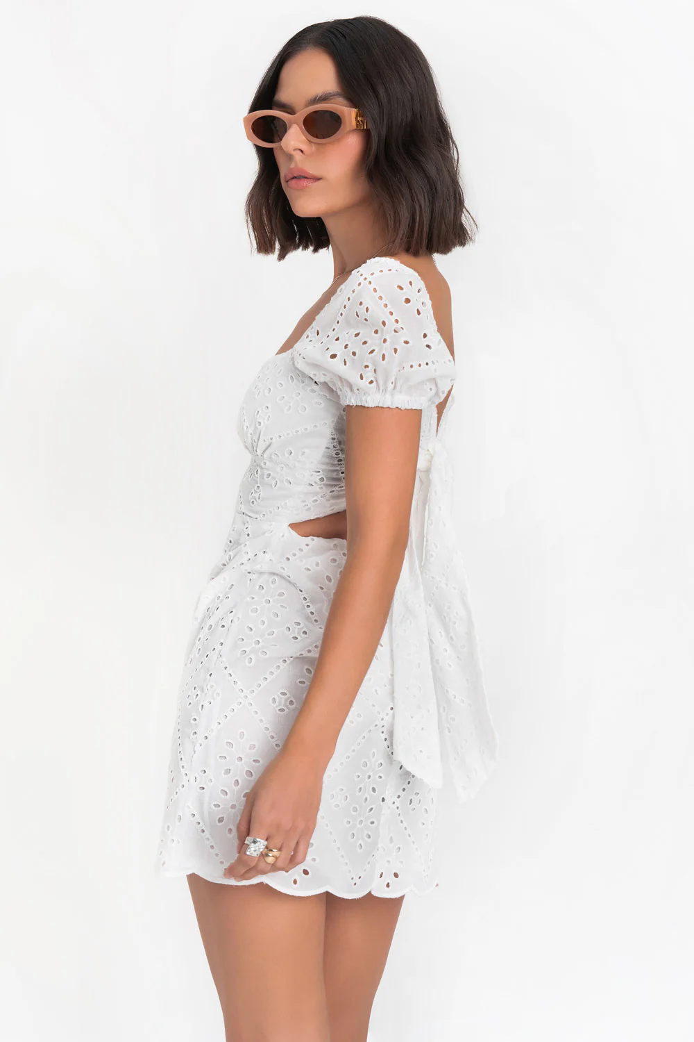 Vestido corto eyelet escote espalda con nudo