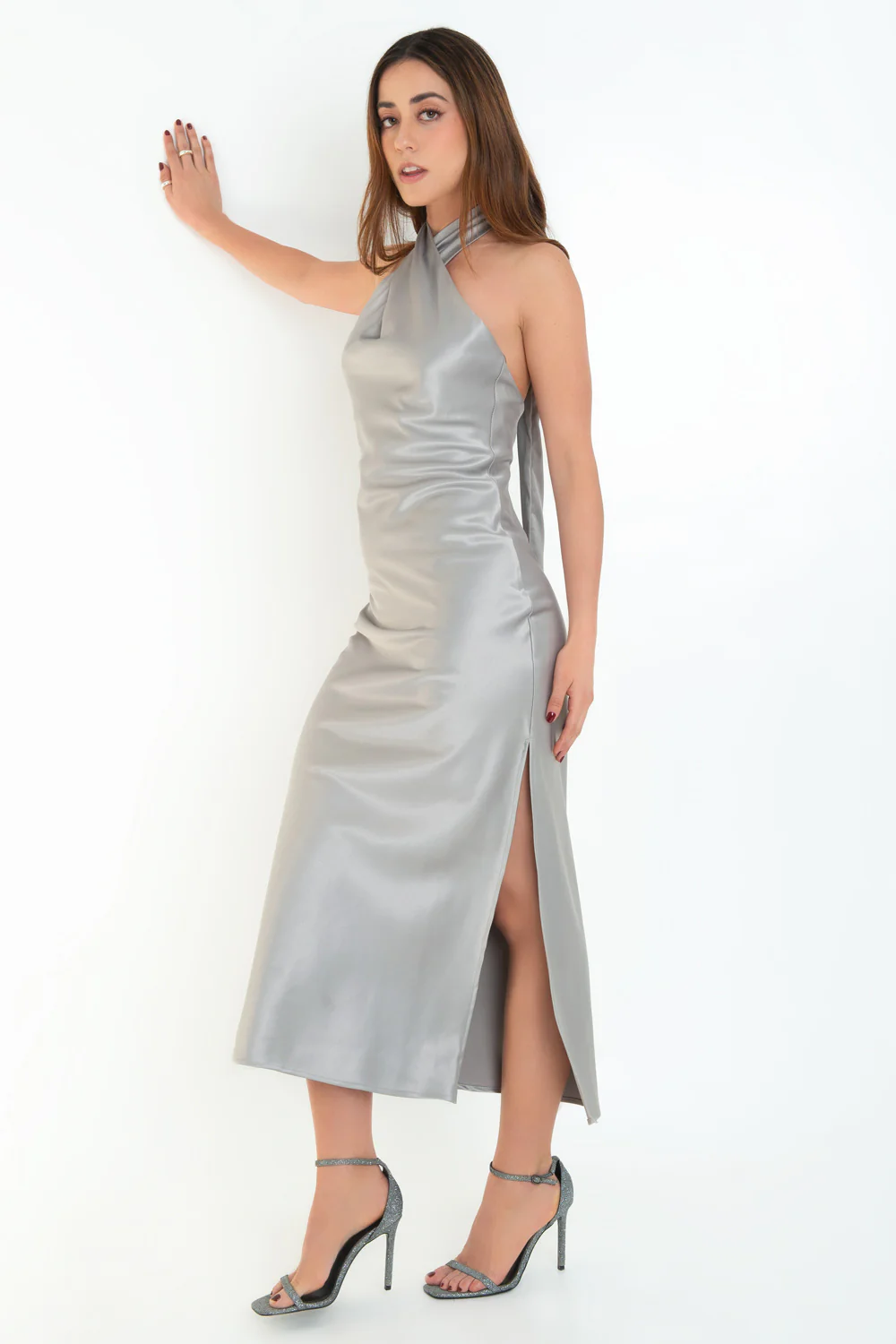 Maxi vestido satinado cuello halter nudo