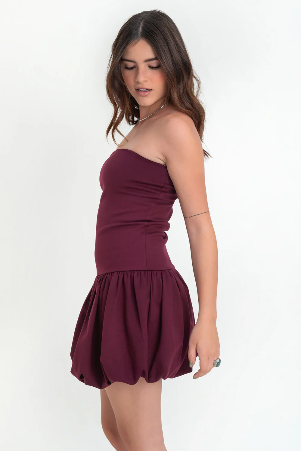 Vestido globo strapless de fit ajustado