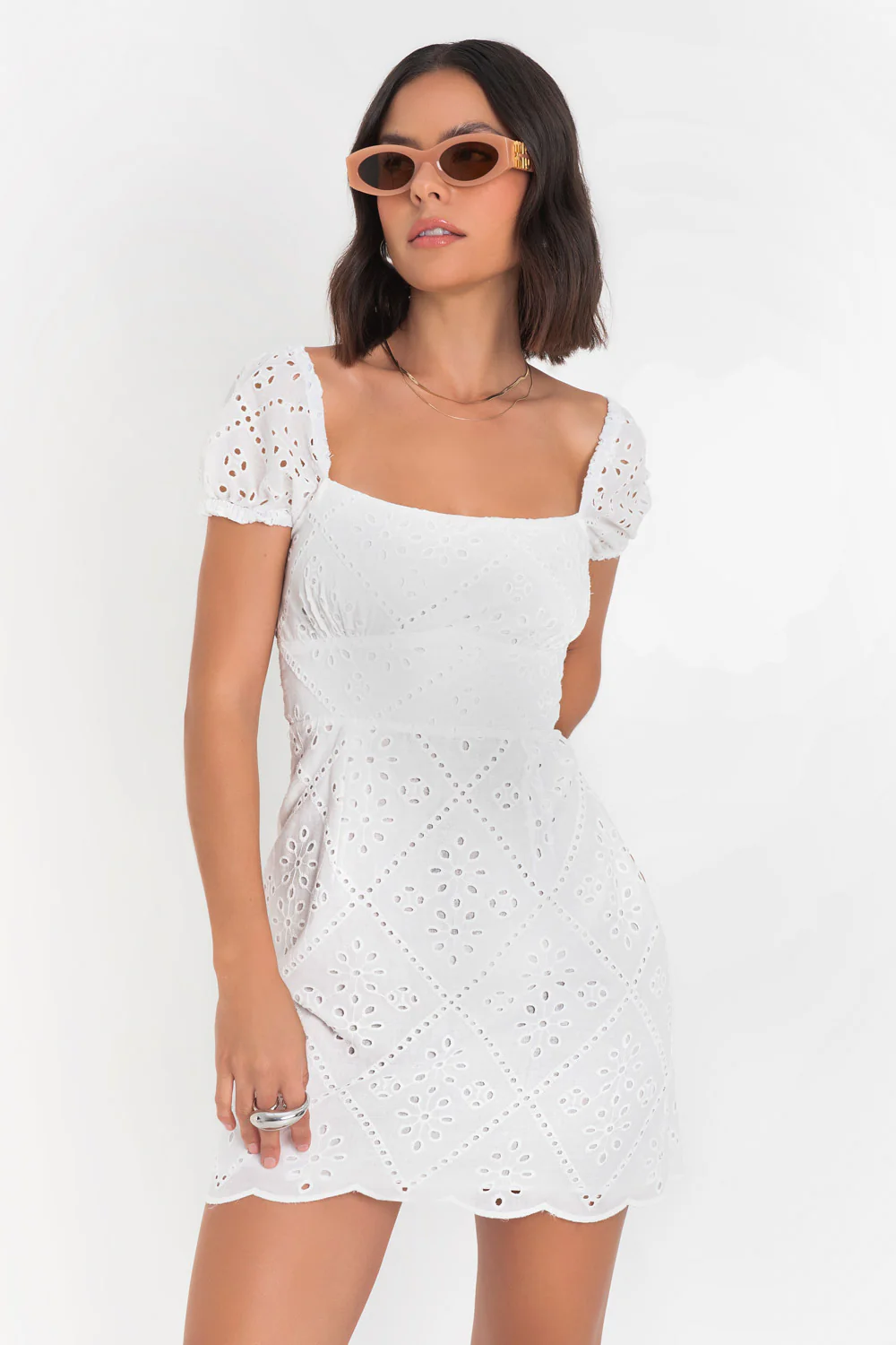 Vestido corto eyelet escote espalda con nudo