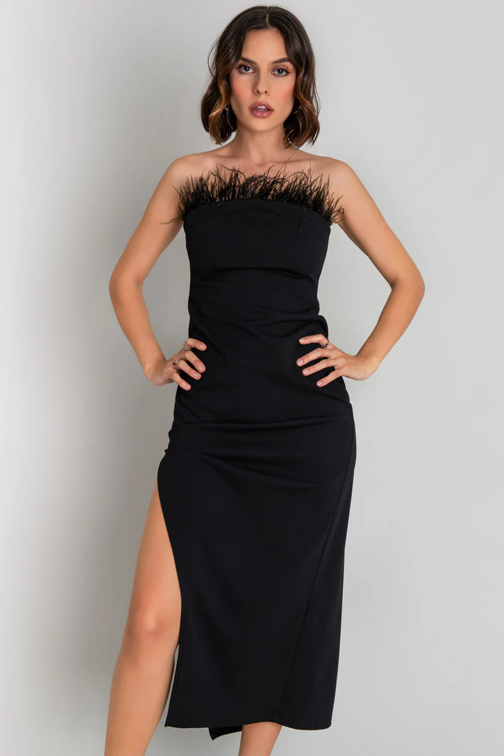 Vestido midi strapless escote con plumas